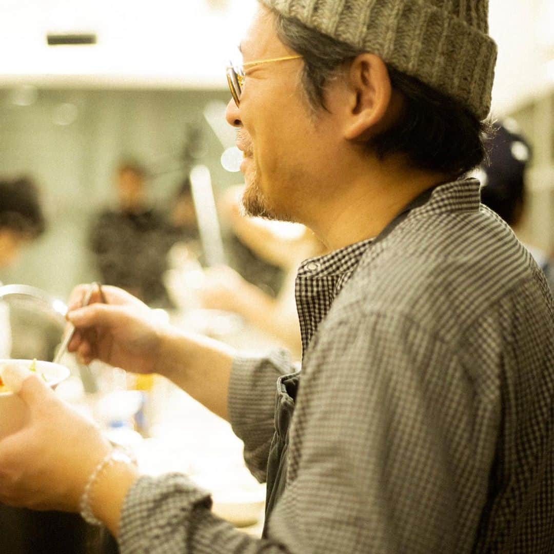 坂本美雨さんのインスタグラム写真 - (坂本美雨Instagram)「年末のイベント Memories of Shelter のことをひきつづき。こちらは山口明宏さん @yamaguchi_akihiro 撮影。  この日の主役となった、麻生要一郎さん @yoichiro_aso の年越し蕎麦。 要一郎さんのあたたかさ、物理的なおいしさはもちろん、それ以上のなにかを含む要一郎さんのごはんをみんなに体感してほしくて、だいぶむりを言ってしまいました！ . 直火を使っちゃいけない会場でお蕎麦をたくさんの人に、って思ったよりたいへんで😹、要一郎さんが何日もかけて材料や容器や段取りを吟味してくれた上、当日は要一郎さんの友人にアシスタントに入っていただいたり、マネージャーの旦那様の中華屋さんから寸胴を貸していただいたり、要一郎さんのパートナーのエイジさんにいろいろ借りたり 笑… ご提供の際のお客さまのみなさまのご協力にも心から感謝します。  いやー、反省と勉強と。。 終始ドタバタしたけど、思い描いたことを形にできて、 みんなの優しさが集まって、幸せでした。  終演後片付けをして、スタッフさんたちとお蕎麦を改めてみんなで食べて『もうこれが大晦日でいいね、初詣いこっかw』 ってなりました。  要一郎さん、 本当にありがとうございました。 懲りずにまたどたばたさせてください 笑  要一郎さんと青山有紀ちゃんコラボのディナーショー、 やりたい！笑（←また人を巻き込む気まんまん） . #MemoriesOfShelter #おお雨 #麻生要一郎」1月4日 15時12分 - miu_sakamoto