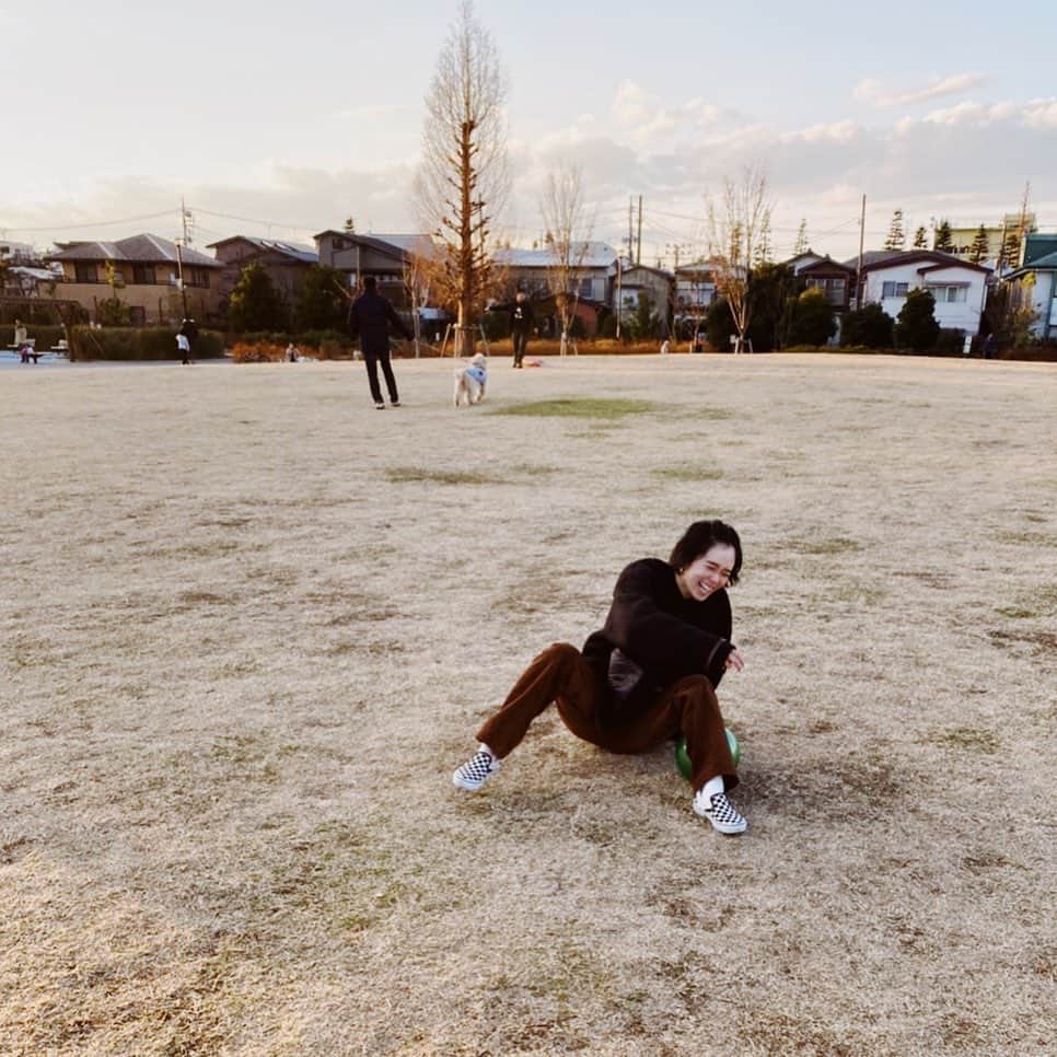 宮城舞さんのインスタグラム写真 - (宮城舞Instagram)「凧あげして サッカーして 運動不足解消しようとしたら ズッコケるの巻www 凧あげとか何年ぶりだろうか🥴 大人の方が楽しんでた😂 #ださい #正月最高」1月4日 15時15分 - mai_miyagi