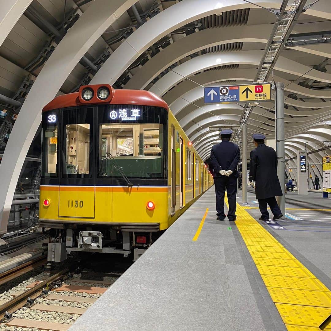 The Japan Timesさんのインスタグラム写真 - (The Japan TimesInstagram)「Tokyo’s oldest subway line got a brand-new station Friday in the tourism and nightlife hub of Shibuya, which is rapidly transforming ahead of the Olympics this summer. The Ginza Line’s new Shibuya Station has a platform that’s twice as wide as before and a wavy roof shaped like the letter M that could become a new icon of the district. A short distance away from the previous station, the new station is expected to make it easier for passengers to transfer to and from the capital’s busy Yamanote Line of East Japan Railway Co. and other train services. 📸: Kazuhiro Kobayashi . . . . . . #Japan #Tokyo #Shibuya #trains #subway #travel #japantravel #travelblog #日本 #東京 #渋谷 #電車 #地下鉄 #鉄 #旅行 #渋谷区 #都会 #🚇」1月4日 15時25分 - thejapantimes