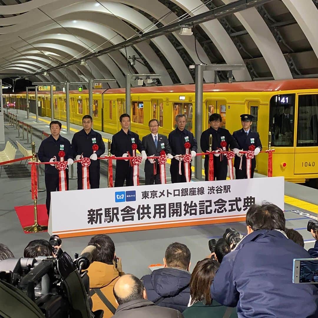 The Japan Timesさんのインスタグラム写真 - (The Japan TimesInstagram)「Tokyo’s oldest subway line got a brand-new station Friday in the tourism and nightlife hub of Shibuya, which is rapidly transforming ahead of the Olympics this summer. The Ginza Line’s new Shibuya Station has a platform that’s twice as wide as before and a wavy roof shaped like the letter M that could become a new icon of the district. A short distance away from the previous station, the new station is expected to make it easier for passengers to transfer to and from the capital’s busy Yamanote Line of East Japan Railway Co. and other train services. 📸: Kazuhiro Kobayashi . . . . . . #Japan #Tokyo #Shibuya #trains #subway #travel #japantravel #travelblog #日本 #東京 #渋谷 #電車 #地下鉄 #鉄 #旅行 #渋谷区 #都会 #🚇」1月4日 15時25分 - thejapantimes