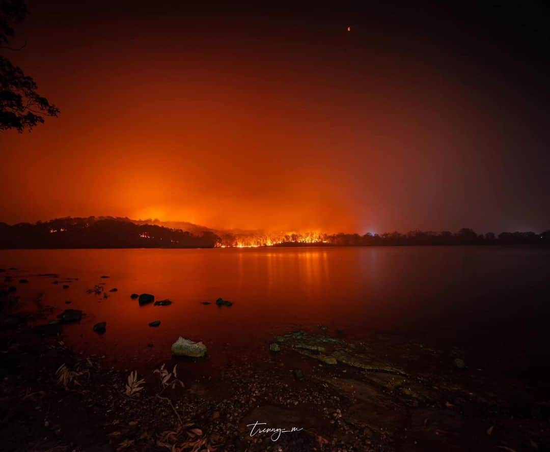 シャーニ・ヴィンソンさんのインスタグラム写真 - (シャーニ・ヴィンソンInstagram)「Gut wrenching photos of our family farm currently burning on Burrill Lake, Sth Coast NSW 🔥💔 📸: @trenny_m」1月5日 0時50分 - sharnivinson