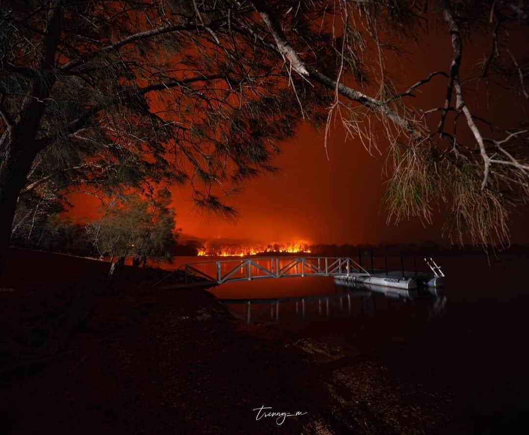 シャーニ・ヴィンソンさんのインスタグラム写真 - (シャーニ・ヴィンソンInstagram)「Gut wrenching photos of our family farm currently burning on Burrill Lake, Sth Coast NSW 🔥💔 📸: @trenny_m」1月5日 0時50分 - sharnivinson