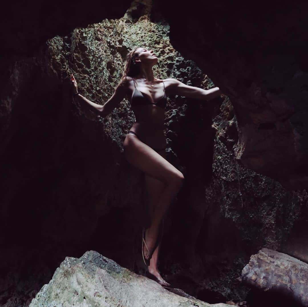 マーサ・ハントさんのインスタグラム写真 - (マーサ・ハントInstagram)「being dramatic in a cave 📸 @helenachristensen」1月5日 1時00分 - marthahunt