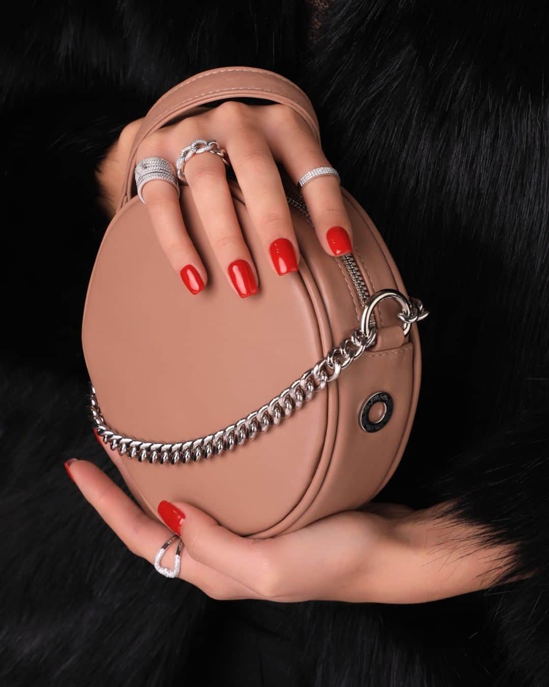 のインスタグラム：「Passionate about style? Love 'n Roll bag is the answer!  Discover now the new on-trend bag collection in-store and online.  #follifollie #shinebright #lovenroll #bag」