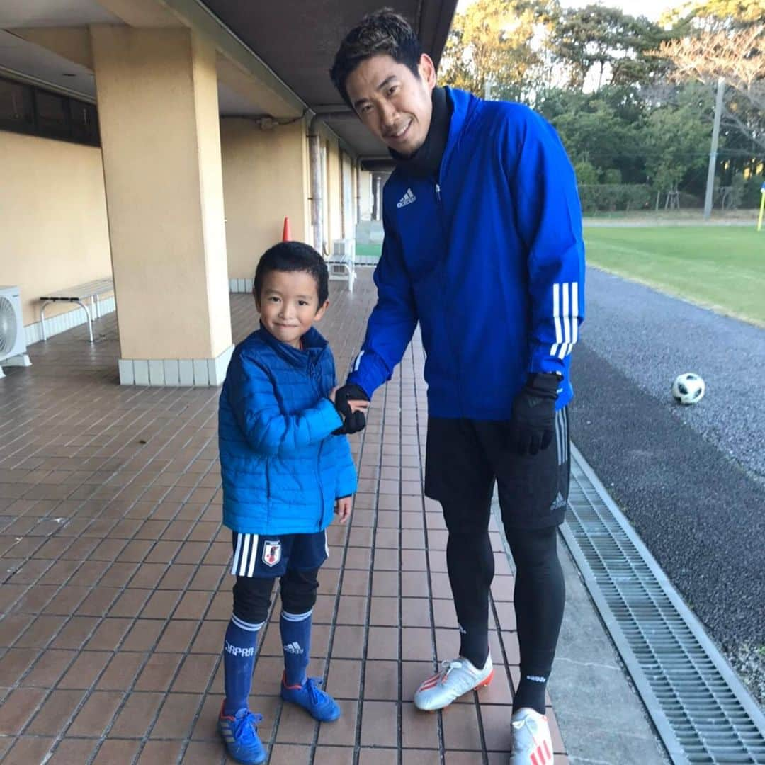 香川真司さんのインスタグラム写真 - (香川真司Instagram)「昨日の試合が延期になってしまいました。 良いコンディションをたもち、次節への準備を👍 先日数日滞在の日本では 怪我の治療とトレーニング そんな数日。 その中でも車を運転する事が好きなので日本での数日のドライブ 良い気分転換にもなりました。 ２０２０年素晴らしい１年になるようにがんばりましょ #sk23 #drive #tokyo  #Mercedes #benz #2020 #realzaragoza #training」1月5日 1時10分 - sk23.10