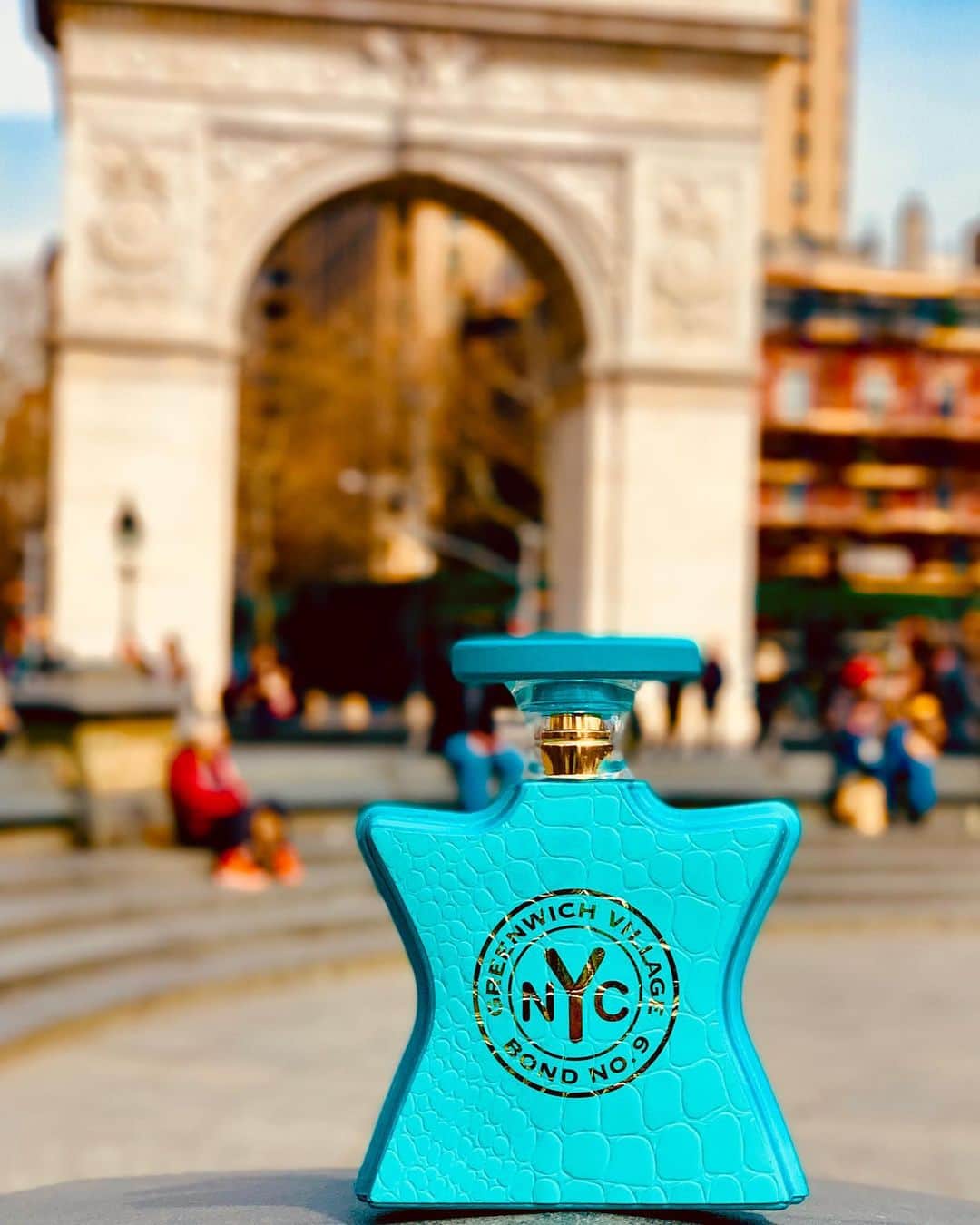 のインスタグラム：「New year means new beginnings, and a new fragrance! We’re loving Greenwich Village, with notes of mandarin, vanilla and praline.  #bondno9 #bondno9ny #newyork #newyorkcity #nyc #newyear #greenwichvillage #fragrance #perfume #love」