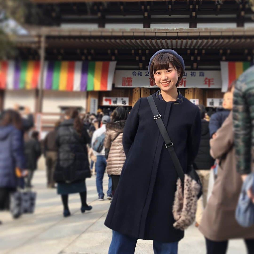 渡辺梨夏子のインスタグラム：「新年明けましておめでとうございます🎍✨今年もまた元気に笑顔で過ごせますように...１年間よろしくお願いします☺️ 上京してから初めて、成田山新勝寺におまいりに行きました。鰻重美味し過ぎたし、おみくじに良いことばかり書いてあって、俄然やる気！占いも行きたいな〜🥺 #2020#ご挨拶 #成田山#成田山新勝寺」