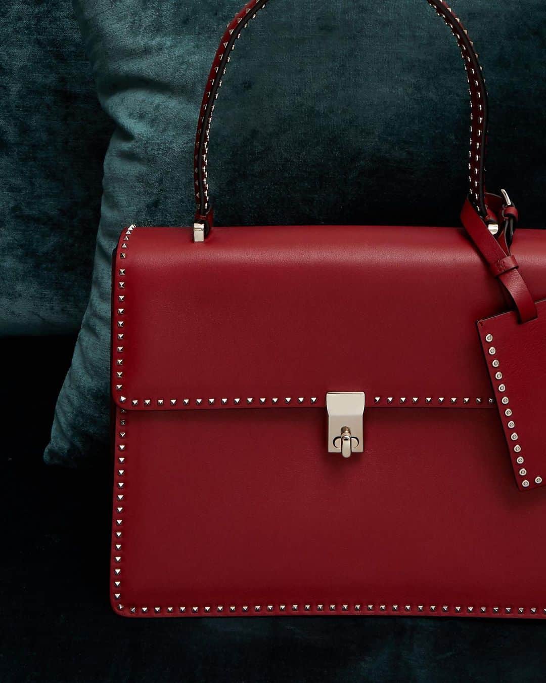 のインスタグラム：「Don't mind us, just lusting after @maisonvalentino's Stud Stitching leather shoulder bag 😍 #THEOUTNET  Shop all your favorite #Valentino looks, just visit #linkinbio 👆」
