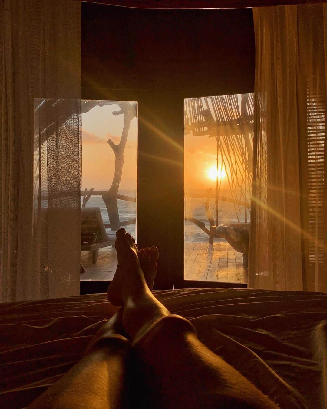 レオニー・ハンネさんのインスタグラム写真 - (レオニー・ハンネInstagram)「Waking up with the sun. 🌅  #Tulum #Sunrise」1月5日 1時28分 - leoniehanne
