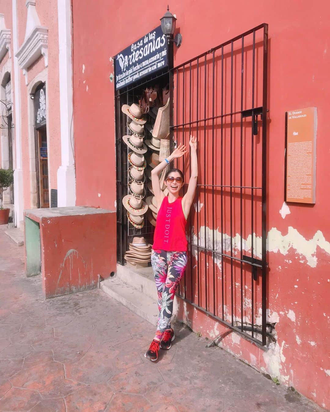 名越涼子さんのインスタグラム写真 - (名越涼子Instagram)「📍valladolid🇲🇽 ・ ・ メキシコの街中は ビタミンカラーとアートに溢れていて どこを歩いてもわくわくしてくる。  メキシコと言えば、のガイコツ💀も とってもチャーミングに飾られていて なんだか笑えてくる陽気な雰囲気。 （本当に街中ガイコツだらけ😳） ・ ・ ・ ・ 特にここバヤドリッドは スペイン統治時代をうかがわせる コロニアル建築が建ち並ぶスポットで いろんな文化がいりまじったところ。  セノーテ（泉）、 チチェン・イッツァ（遺跡）、 ピンクラグーンへのアクセスも良く 人気の観光地💀  一一一一一一一一一一 #mexico#mexicotrip #valladolid#yucatan  #バヤドリッド#ユカタン #旅#年末年始旅行  #灼熱#太陽の国#vacationtrip #newyear」1月5日 1時29分 - nagoshi_ryo