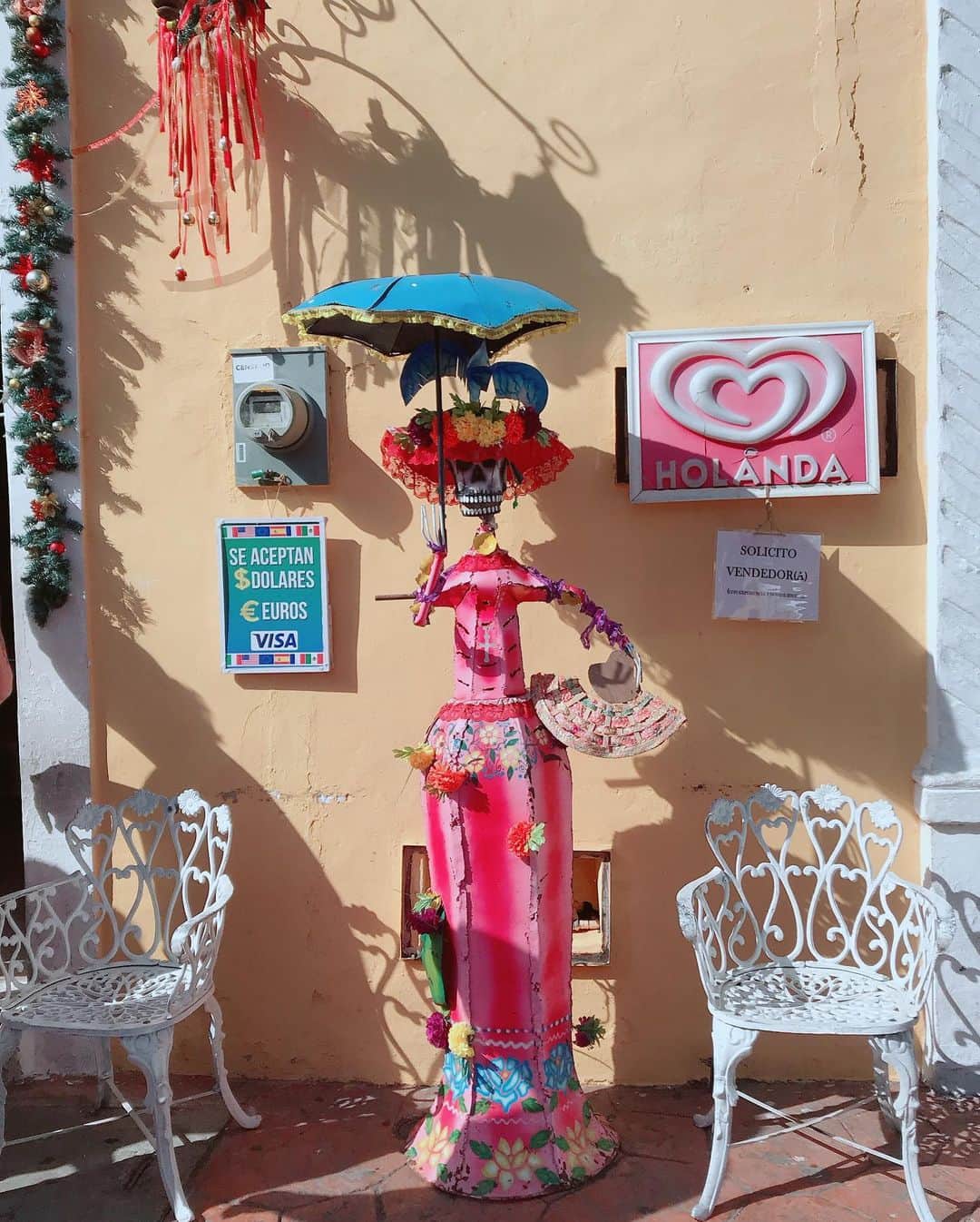 名越涼子さんのインスタグラム写真 - (名越涼子Instagram)「📍valladolid🇲🇽 ・ ・ メキシコの街中は ビタミンカラーとアートに溢れていて どこを歩いてもわくわくしてくる。  メキシコと言えば、のガイコツ💀も とってもチャーミングに飾られていて なんだか笑えてくる陽気な雰囲気。 （本当に街中ガイコツだらけ😳） ・ ・ ・ ・ 特にここバヤドリッドは スペイン統治時代をうかがわせる コロニアル建築が建ち並ぶスポットで いろんな文化がいりまじったところ。  セノーテ（泉）、 チチェン・イッツァ（遺跡）、 ピンクラグーンへのアクセスも良く 人気の観光地💀  一一一一一一一一一一 #mexico#mexicotrip #valladolid#yucatan  #バヤドリッド#ユカタン #旅#年末年始旅行  #灼熱#太陽の国#vacationtrip #newyear」1月5日 1時29分 - nagoshi_ryo