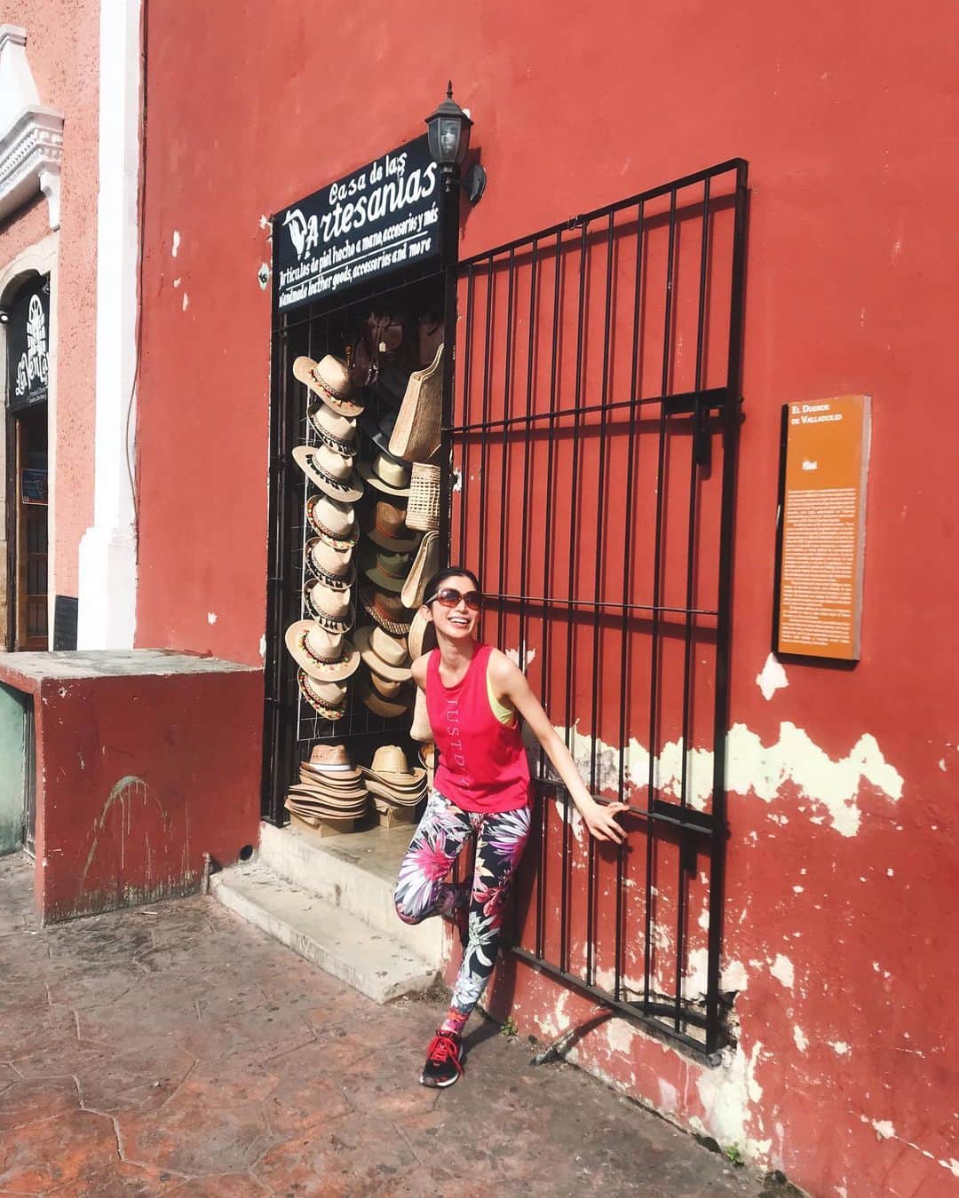 のインスタグラム：「📍valladolid🇲🇽 ・ ・ メキシコの街中は ビタミンカラーとアートに溢れていて どこを歩いてもわくわくしてくる。  メキシコと言えば、のガイコツ💀も とってもチャーミングに飾られていて なんだか笑えてくる陽気な雰囲気。 （本当に街中ガイコツだらけ😳） ・ ・ ・ ・ 特にここバヤドリッドは スペイン統治時代をうかがわせる コロニアル建築が建ち並ぶスポットで いろんな文化がいりまじったところ。  セノーテ（泉）、 チチェン・イッツァ（遺跡）、 ピンクラグーンへのアクセスも良く 人気の観光地💀  一一一一一一一一一一 #mexico#mexicotrip #valladolid#yucatan  #バヤドリッド#ユカタン #旅#年末年始旅行  #灼熱#太陽の国#vacationtrip #newyear」