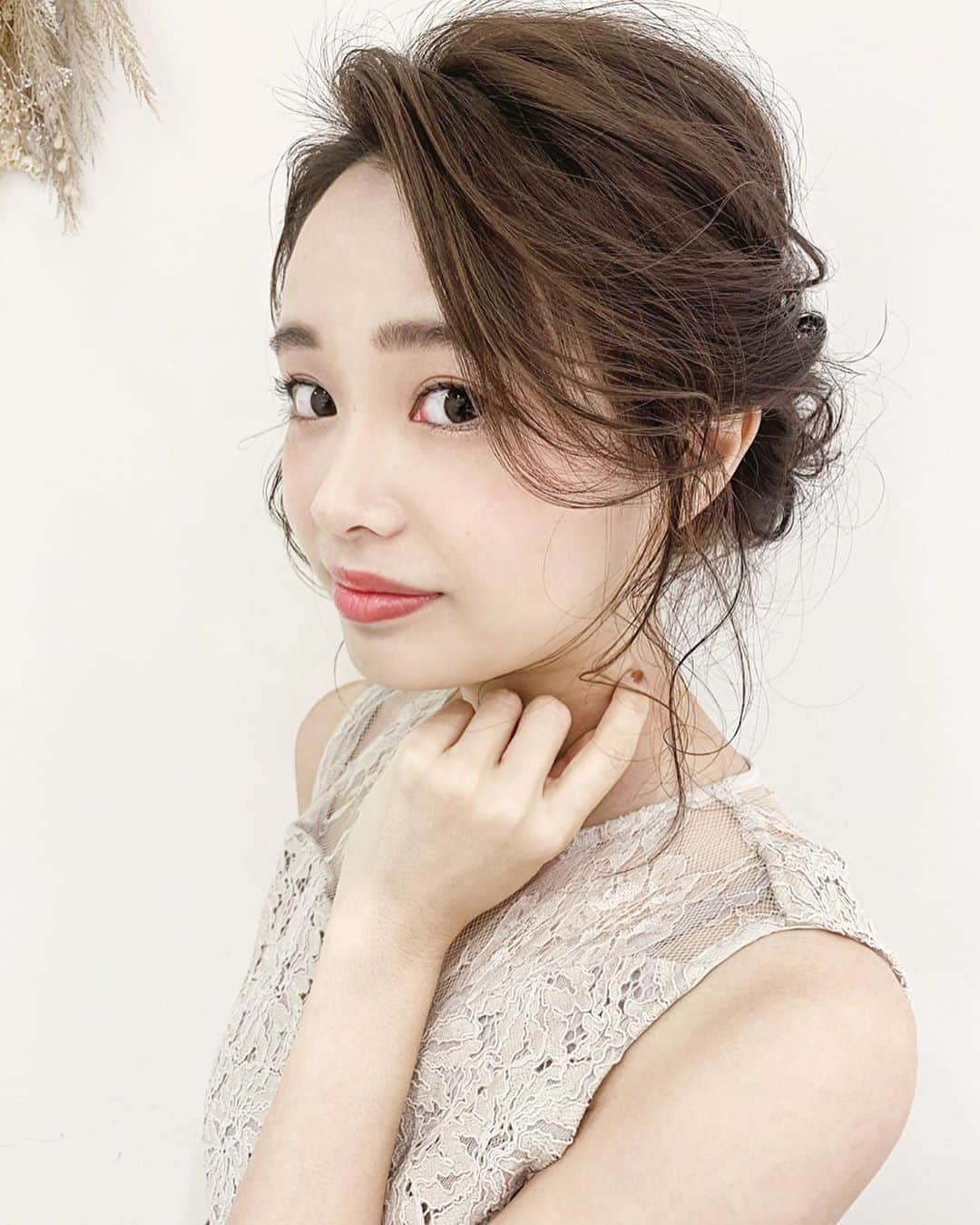 のインスタグラム：「𝑝𝑎𝑟𝑡𝑦 ℎ𝑎𝑖𝑟 . . . でんっっ。 （久々の顔面アップ投稿🐭） . . . ふわっふわ〜〜 #およばれヘア . . . . お気に入りの グレージュのレースドレスは @fray_id ✴︎ #うじちゃんコーデ𓆫 . . . . _________________________________ . #hairstyle #hairarrange #midiumhair  #アップスタイル #ヘアアレンジ #ミディアムヘアアレンジ  #ドレスアップ　#結婚式ヘア #結婚式ヘアアレンジ #パーティーヘア  #おくれげアレンジ #後れ毛アレンジ  #パーティーヘアメイク　#お呼ばれメイク #RMK #チークメイク #YSL #リップメイク  #ふわふわヘアアレンジ #前髪アレンジ #かきあげ前髪 #かきあげバング  #marju銀座」