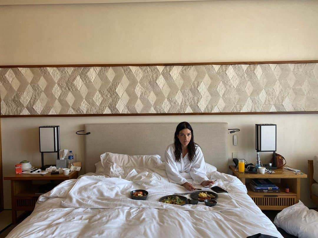ケリー・オックスフォードのインスタグラム：「Never try to out drink the offerings of a country whose flag is an eagle eating a snake on top of a cactus. They’re tougher than you. Thank you for hosting us, Mexico. Your cold tiled bathroom floor was almost my final resting place. 🇲🇽」