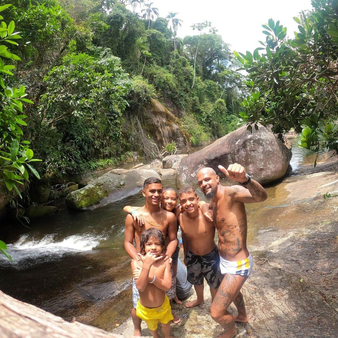 フェリペ・メロさんのインスタグラム写真 - (フェリペ・メロInstagram)「Cachoeira com meus filhos!! #filhos #amo #familideDeus #ObrigadoJesus #ousados #ousadura #cachoeira」1月5日 1時38分 - felipemelo