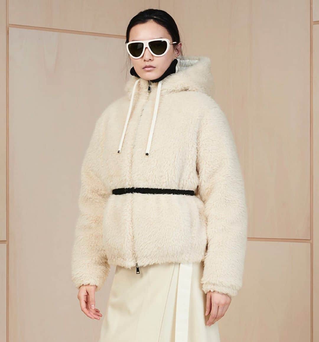 モンクレールさんのインスタグラム写真 - (モンクレールInstagram)「Chic minimalism. The Kolima is a teddy bear eco-fur jacket that can be reversed to reveal nylon legér.  _ #WEALLWEARMONCLER」1月5日 1時43分 - moncler