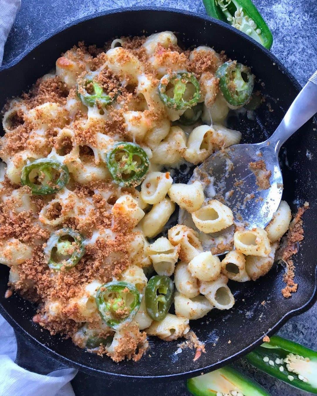 Easy Recipesさんのインスタグラム写真 - (Easy RecipesInstagram)「Delicious Mac N’ Cheese adults can enjoy too 😉 Try it out this Jalapeño Cheddar Mac N’ Cheese recipe this weekend. Link in my bio.  https://www.cookinwithmima.com/jalapeno-cheddar-mac-n-cheese/」1月5日 1時44分 - cookinwithmima