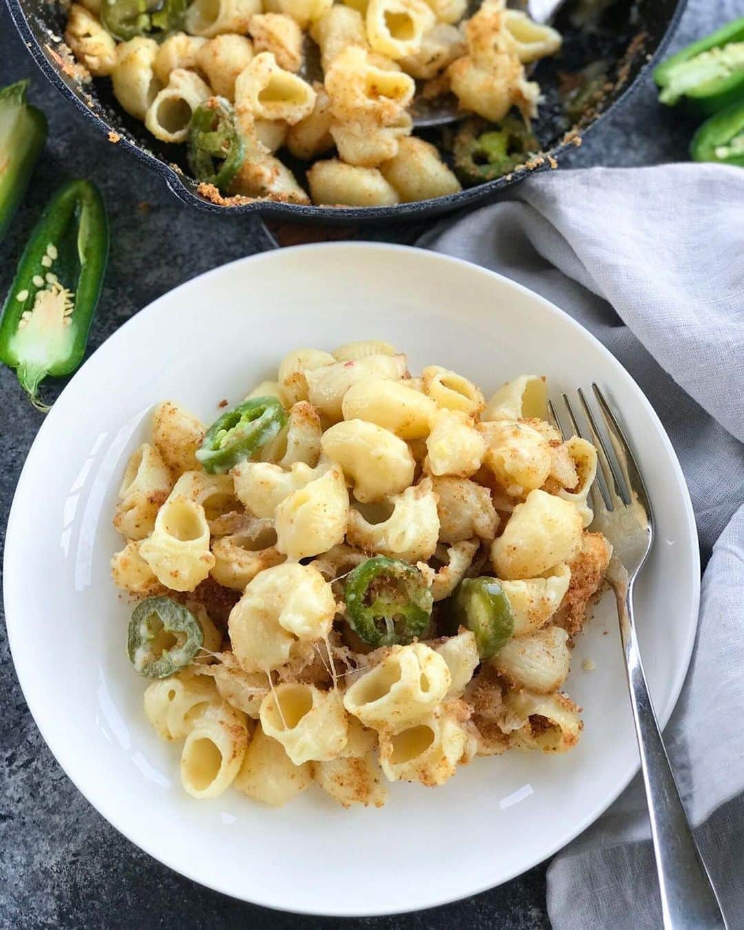 Easy Recipesさんのインスタグラム写真 - (Easy RecipesInstagram)「Delicious Mac N’ Cheese adults can enjoy too 😉 Try it out this Jalapeño Cheddar Mac N’ Cheese recipe this weekend. Link in my bio.  https://www.cookinwithmima.com/jalapeno-cheddar-mac-n-cheese/」1月5日 1時44分 - cookinwithmima