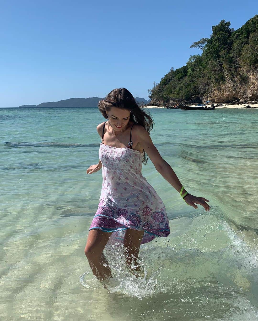 Karolina Bojarさんのインスタグラム写真 - (Karolina BojarInstagram)「I feel like the happiest girl in the world 🙌🏼 2020, you are already puuuuuurfect 😍♥️🏝 • #beach #holiday #happygirl #chill #perfectday #vacaymood #BambooBeach #PhiPhiIslands #boat #trip #Thailand #sunny #bluesky」1月5日 1時53分 - bojarmeow