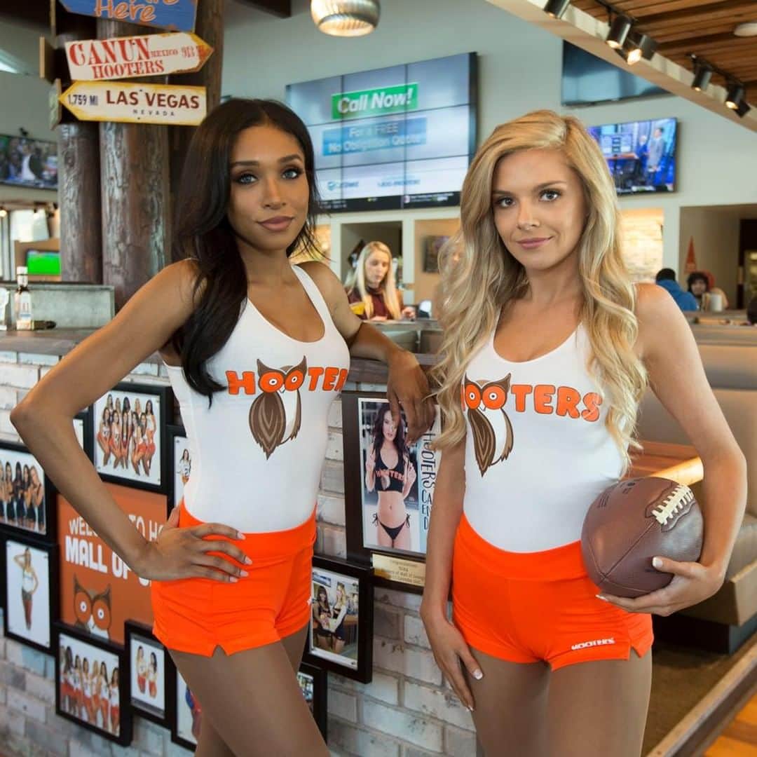 Hootersさんのインスタグラム写真 - (HootersInstagram)「It’s #WildCardGames time! 🏈Wanna come watch with us?」1月5日 2時01分 - hooters