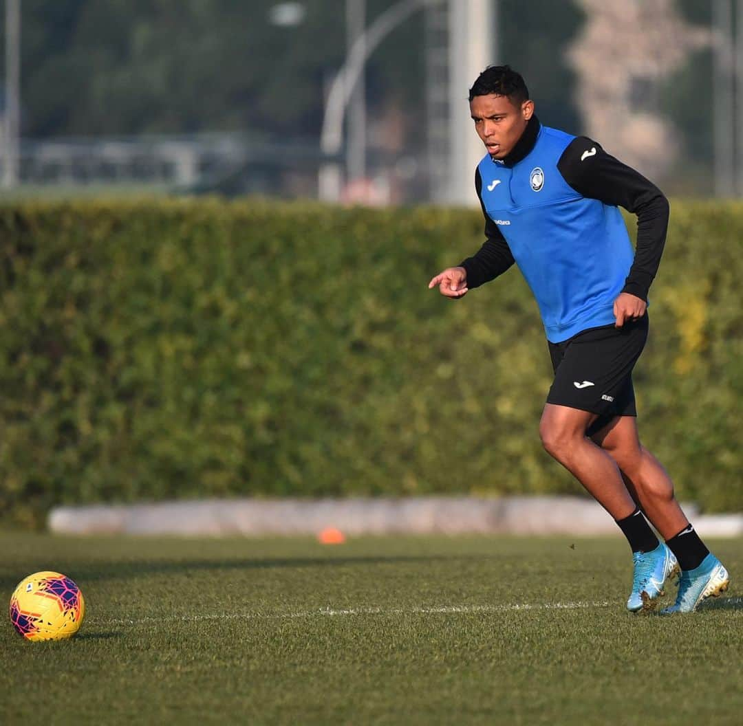 アタランタBCさんのインスタグラム写真 - (アタランタBCInstagram)「#AtalantaParma si avvicina ⚽️👀 Getting ready for Monday 💪 ______ #GoAtalantaGo ⚫️🔵 #ForzaAtalanta #Atalanta #Bergamo #training #football」1月5日 2時10分 - atalantabc