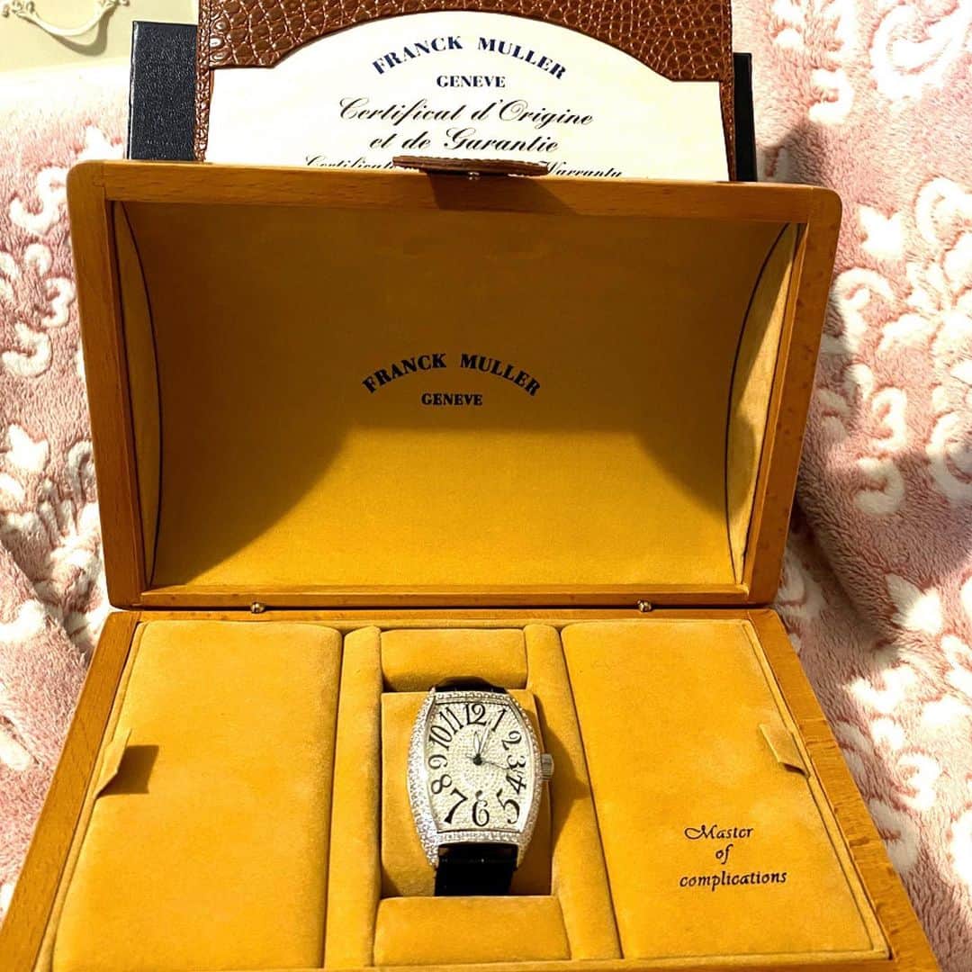 YUJI_MATSUDA_KUNさんのインスタグラム写真 - (YUJI_MATSUDA_KUNInstagram)「【初売り・初買い】 . 毎年「時計貯金」をしているんだけど、1年貯まった時ってほんと嬉しいよね！ . 百貨店での初売り・初買い！ . 今年の1本目は「フランクミュラー」！ . 今までは結構ごつめの時計をしてたから、シンプルだけどキラキラしたのがいいなぁと思ってこれにしました！ . 全面ダイヤモンド💎 どこから見てもキラキラ✨ . 着けるのもったいないけど着けちゃう！ . #初売り #初買い #フランクミュラー #frankmuller #ダイヤモンド #diamond」1月4日 17時15分 - _yuji_matsuda