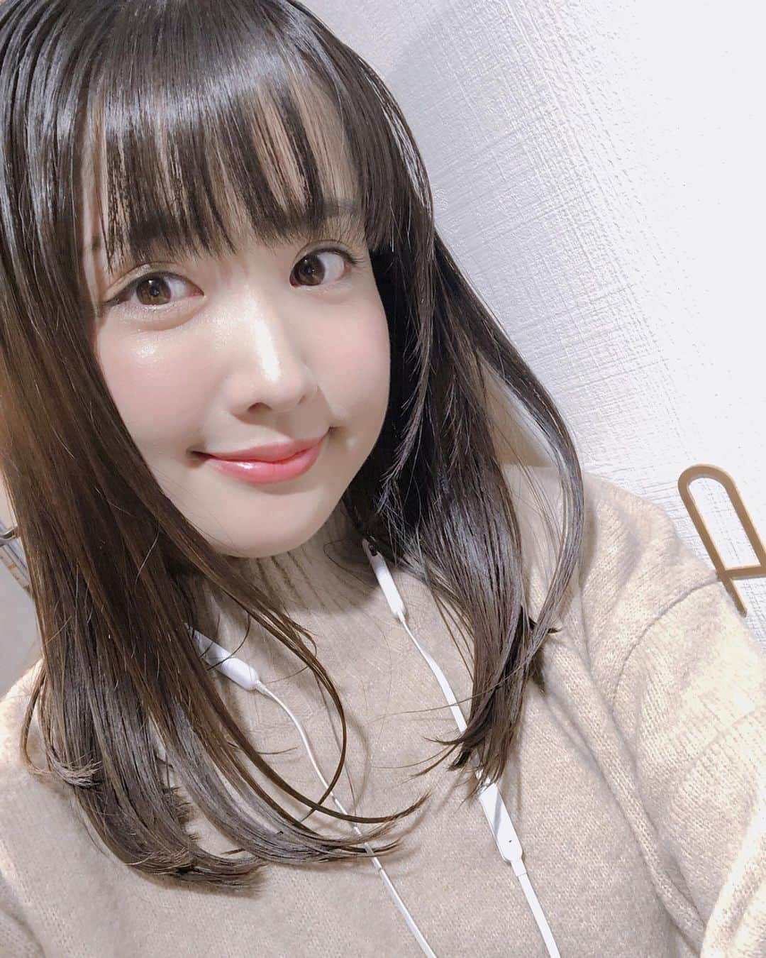 のインスタグラム：「久々に髪のメンテナンスへ。 伸びきった髪を整えてもらって、トリートメントして、パサパサだった髪の毛がつやつやに。 もりもりさんありがとうございました(ノv`*)」