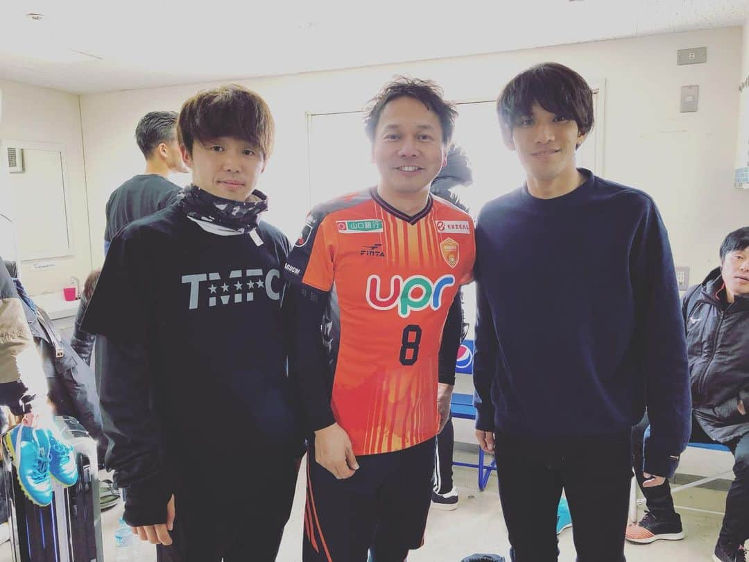 外賀幸一さんのインスタグラム写真 - (外賀幸一Instagram)「＂山口の会＂  田村直也くん主催の TMFCチャリティサッカー教室に 「選手」として参加しました！ 小学生1.2年生と互角に戦いました（笑）  そこでレノファ山口から ベガルタ仙台に復帰する 佐々木匠選手と、 湘南ベルマーレに移籍する 三幸秀稔選手と一緒に♬  三幸選手とは初めましてでしたが 山口トークで盛り上がりました！ 今季ユアスタで まだ会えると思うと楽しみです♪  匠選手とは またたくさん絡んでいきますよ☆  #三幸秀稔  #湘南ベルマーレ #shonanbellmare  #佐々木匠  #ベガルタ仙台 #vegaltasendai  #tmfc」1月4日 17時23分 - 51geka51