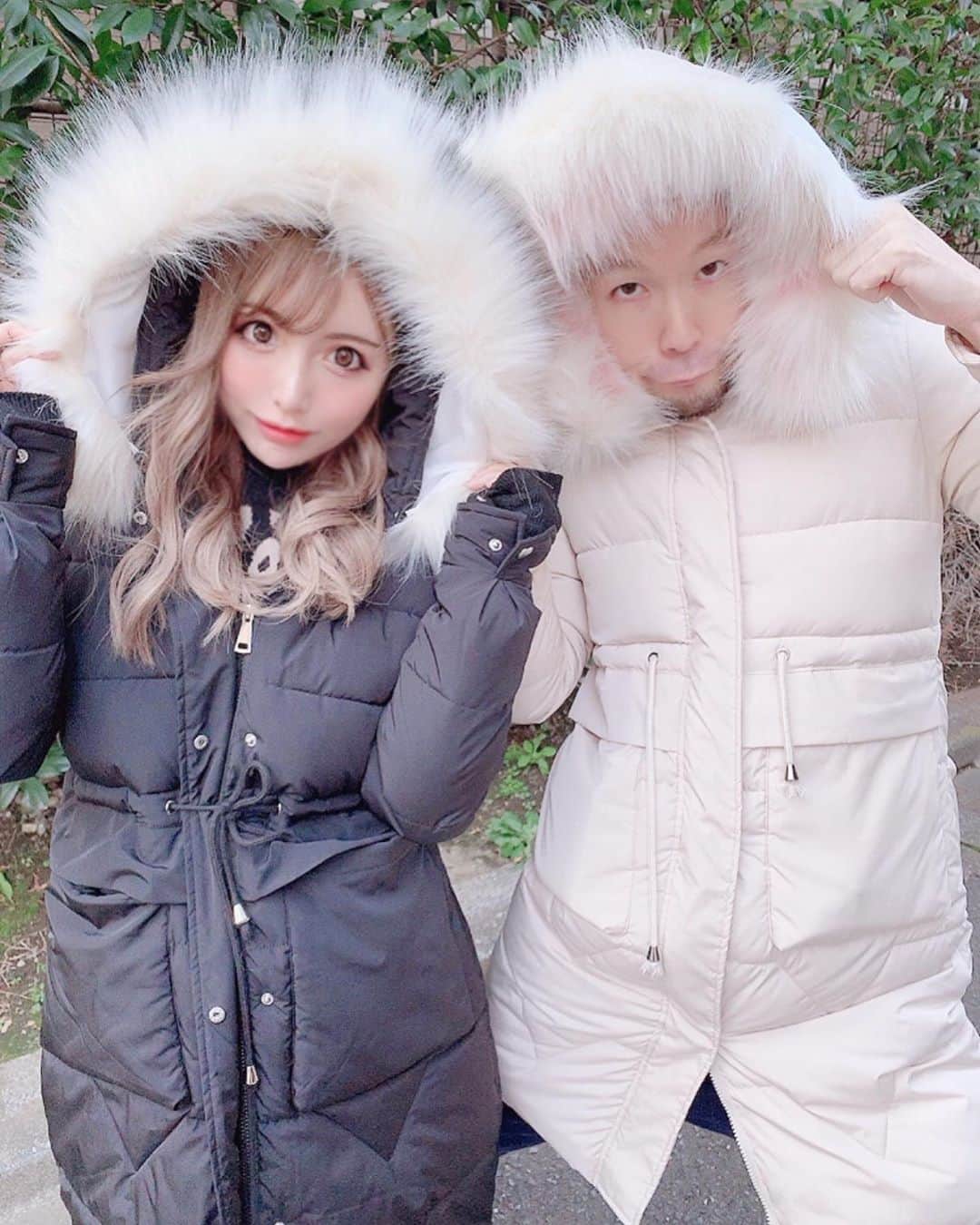 のインスタグラム：「こんばんは🌟 寒いから昨日はダウン着ました🙈💕 @parihummerne_official のだよ✨ . ハマダとペアルック👕👚にしました🥳💗ってのは冗談でw ちかさんのダウンをハマダが着ました🤣❤️笑 . 昨日は新年会として家で鍋🍲して ほっこり空間楽しかったなぁ🙈✨ . #parihummerne #ダウン #ペアルック #双子コーデ #リンクコーデ」