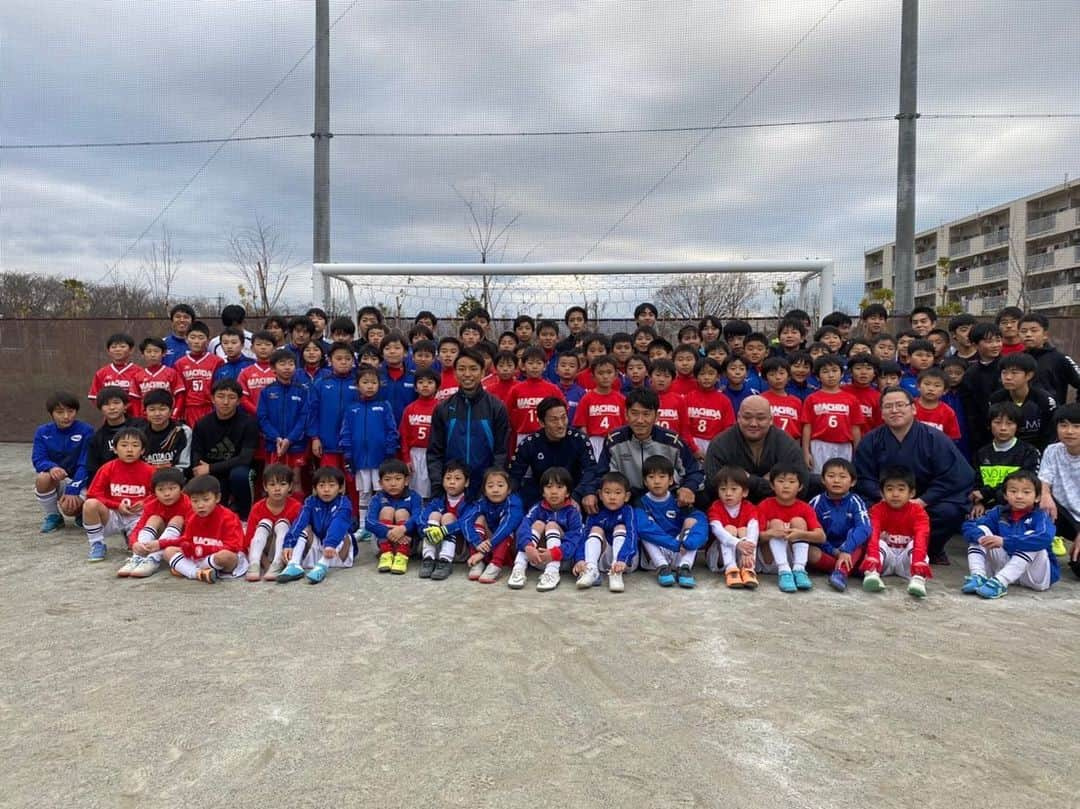 小林悠さんのインスタグラム写真 - (小林悠Instagram)「初蹴り⚽️ 今日は僕の小学生の頃に入っていたクラブチーム町田SSSの初蹴りに顔を出してきました😄  子供たちの元気に圧倒されながらも楽しくサッカーをすることができました😌笑  僕の小学校の頃に教わっていたコーチにも久しぶりに会えて嬉しかったです☺️ この中から未来のJリーガーが誕生することを願っています😊  小学生の親の中に僕の小学校の頃の同級生がいて自分も年をとったなーと感じた１日でした😂😂😂」1月4日 17時27分 - kobayashiyu11