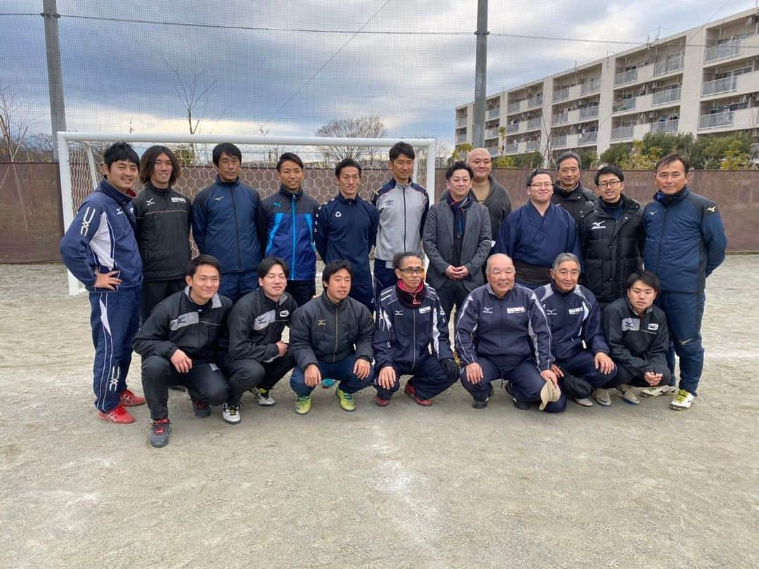 小林悠さんのインスタグラム写真 - (小林悠Instagram)「初蹴り⚽️ 今日は僕の小学生の頃に入っていたクラブチーム町田SSSの初蹴りに顔を出してきました😄  子供たちの元気に圧倒されながらも楽しくサッカーをすることができました😌笑  僕の小学校の頃に教わっていたコーチにも久しぶりに会えて嬉しかったです☺️ この中から未来のJリーガーが誕生することを願っています😊  小学生の親の中に僕の小学校の頃の同級生がいて自分も年をとったなーと感じた１日でした😂😂😂」1月4日 17時27分 - kobayashiyu11