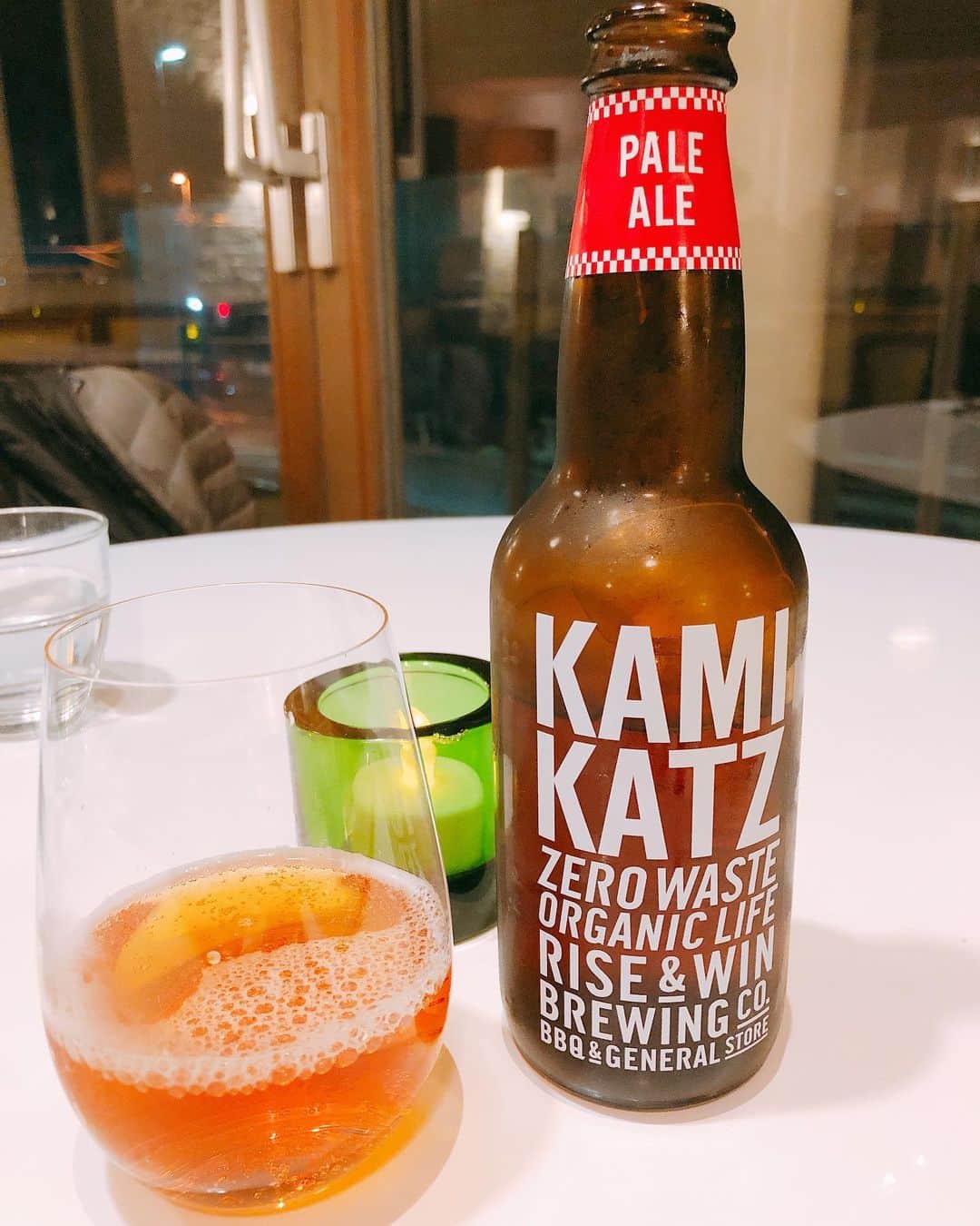 のインスタグラム：「暮れから新年は泡、泡、泡で乾杯🥂🍻 泡は、活気や生み出す、人々を集わすというような雰囲気があるから、2020年のスタートにぴったりです！1枚目は徳島県上勝町のKAMIKATZ Zero Waste ペールエール！美味しすぎる上、環境にも良し！2枚目は、フランスはロワール地方のビール、ロワレット・ブロンド。ヨーロッパのオーガニック認証を持つビールで、むしろ微発砲のワインに近い味わい。3枚目は飲み干した後の写真ですが、自然派ワインの生産者から生まれたペットナット（Pet－Nat）。ペットナットは「ペティアン・ナチュレル」（Petillant　Naturel）の略称で、ガス圧が低く、フレッシュでカジュアルに楽しめるスパークリング。この生産者は超自然派と言われるだけに、とても大変な手作業を経て作られた、愛情たっぷりの1本。甘みとミネラル感が最高。2020年も、良いあんばいで飲みます笑　Sustainable and ethical craft beer and sparkling wine to make a toast to the new year! #cheers #newyear2020 #sustainable #ethical #craftbeer #vinnature #organic #sparklingwine #letssparkle #クラフトビール #上勝町のｸﾗﾌﾄﾋﾞｰﾙ #ゼロウェイスト #オーガニック #ナチュラルワイン #泡 #エシカル #サステナブル #乾杯」