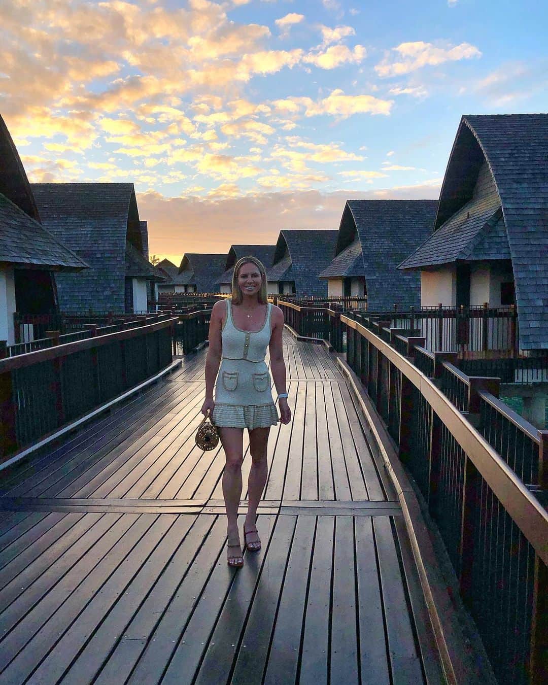 エミリー・シーボームのインスタグラム：「Fiesta not Siesta!  #holiday #holidaymood #sunset #fiji #fijimarriott #fijimarriottresortmomibay #momibay #overwaterbungalow」