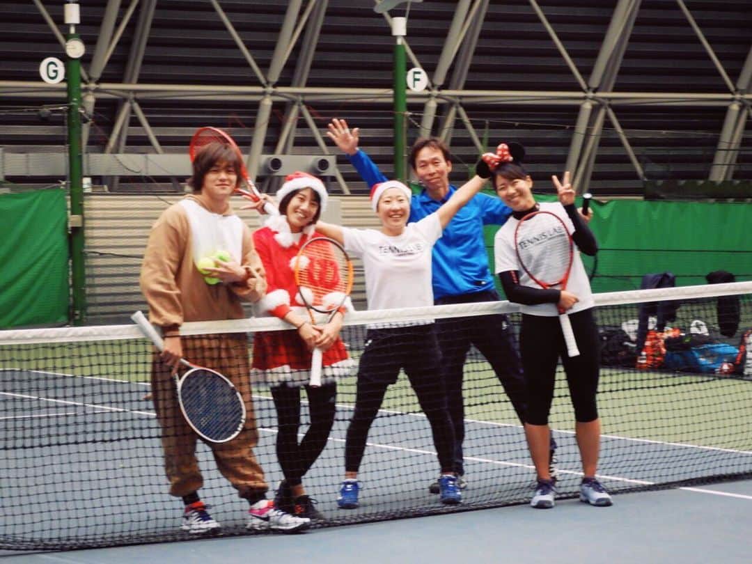 のインスタグラム：「2020年シーズン始まります！🎾 今年も私たち・テニスラボの応援よろしくお願いします🙇‍♀️❤️✨ #テニスラボ #同期 #2020 #今年もトナカイサンタミニーで盛り上げます」