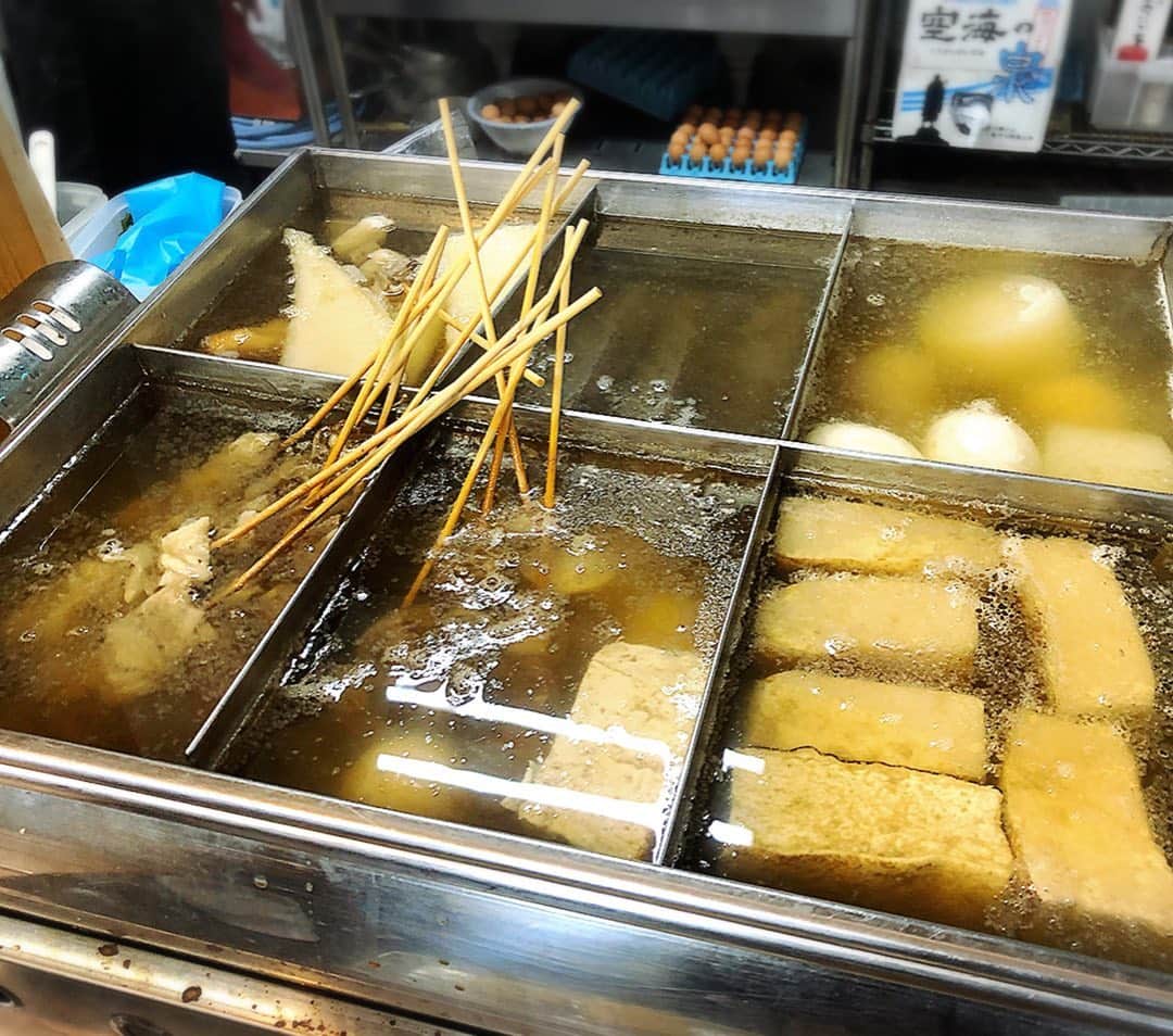 とぎもちさんのインスタグラム写真 - (とぎもちInstagram)「【香川 카가와】 とぎパパと年明けうどんを食べに空海房へ💕 うどんが紅白！とり天もついてる！あ、唐揚げかな？笑 ボリューム満点！！ 高野豆腐の天ぷらもジューシー美味しい💕 ♡ #お正月 #空海房 白味噌あんもち雑煮うどん 白味噌あんもち雑煮 #白味噌雑煮 #香川お雑煮 #香川正月 #香川 #日本 #쿠우카이보 #시로미소앙조니우동 #설날 #설날음식 #일본 #일본설날 #일본설날음식 #카가와 #시로미소앙모찌조니 #카가와맛집 #일본맛집 #먹스타그램 #토기모치 #とぎもち #とぎもちkorea #토기모치mukbang #먹방 #유튜버 #유튜브」1月4日 17時34分 - togistagram