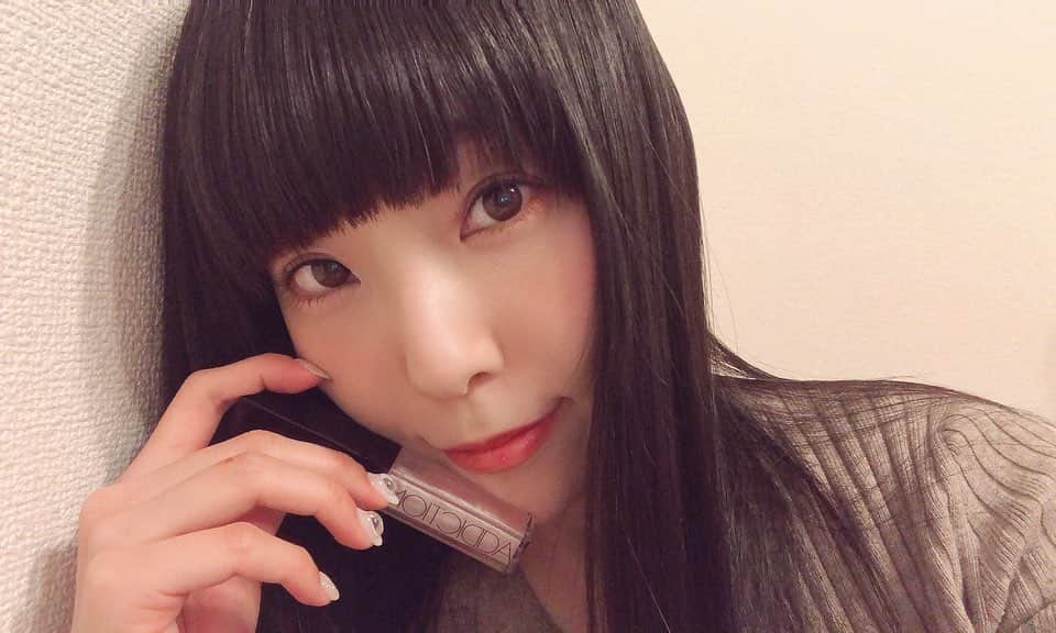 相沢梨紗さんのインスタグラム写真 - (相沢梨紗Instagram)「普段のリップ💄はティントの上から薬用リップって感じなんだけど、. こないだ、嘘カメのチャムちゃんから頂いたグロスがとても可愛いくて最近のお気に入りです💕 . 付けると少し明るい気持ちになれる気がする🤗 . ラメがすごく細かいから、付け心地がすごく上品✨ . . . #addiction #lipgloss #perl #cosmetics #💄 #makeup」1月4日 17時34分 - risacheeese