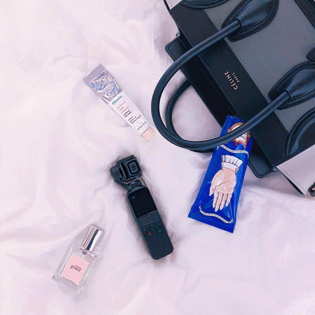 ポニーのインスタグラム：「#유료광고 #제품협찬  . 요즘 항상 갖고 다니는 가방 속 최애템들이에요! 휴대하기 편한 작은 향수와 립밤, 기분에 따라 바꿔서 갖고 다니는 핸드크림,  그리고 오즈모포켓! . 요즘 사소한 일상들 이것저것 기록하는 거에 재미들였는데 오즈모포켓은 립밤과 핸드크림 사이즈랑 비슷할 정도로 작고 가벼워서 가방이나 파우치에 가볍게 쏙 넣어 다니기 너무 좋아요!🥺 그리고 무엇보다 조작이 쉽고 버튼도 많지 않아 간단하게 사용하실 수 있어요!!! 기계 사용에 미숙하신 분들에게 큰 장점인 것 같아요! . . @djiglobal  #WhatsInMyBag #OsmoPocket  #오즈모포켓  #ad .」