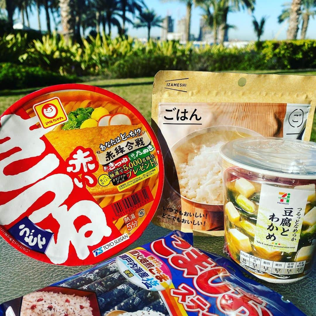 西片かずひろさんのインスタグラム写真 - (西片かずひろInstagram)「意外に知らない‬ ホントは‪海外に持って行った方がいいもの‬  1位ごましお どんなクソ料理も一瞬で和食に変える天才  2位どん兵衛 いろんなカップ麺試したが結局帰る場所  3位セブンの味噌汁 海外だとものすごく染みる  せっかくだから現地料理食べようなんて2日で飽きる ‬海外メシ何がマズいか？ あの得体の知れないソースが原因‬ ‪  醤油は現地で手に入りやすい‪  どんなサバイバル地帯でもお湯ならなんとかある  #ドバイ  #バージュアルアラブ  #7つ星ホテル  #飯まずい  #アフターヌーンティまずい #チャイニーズしかおらん #ドバイの旅 #ドバイ観光 #ドバイ生活 #ドバイ旅行記 #ドバイライフ」1月4日 17時41分 - bond_915