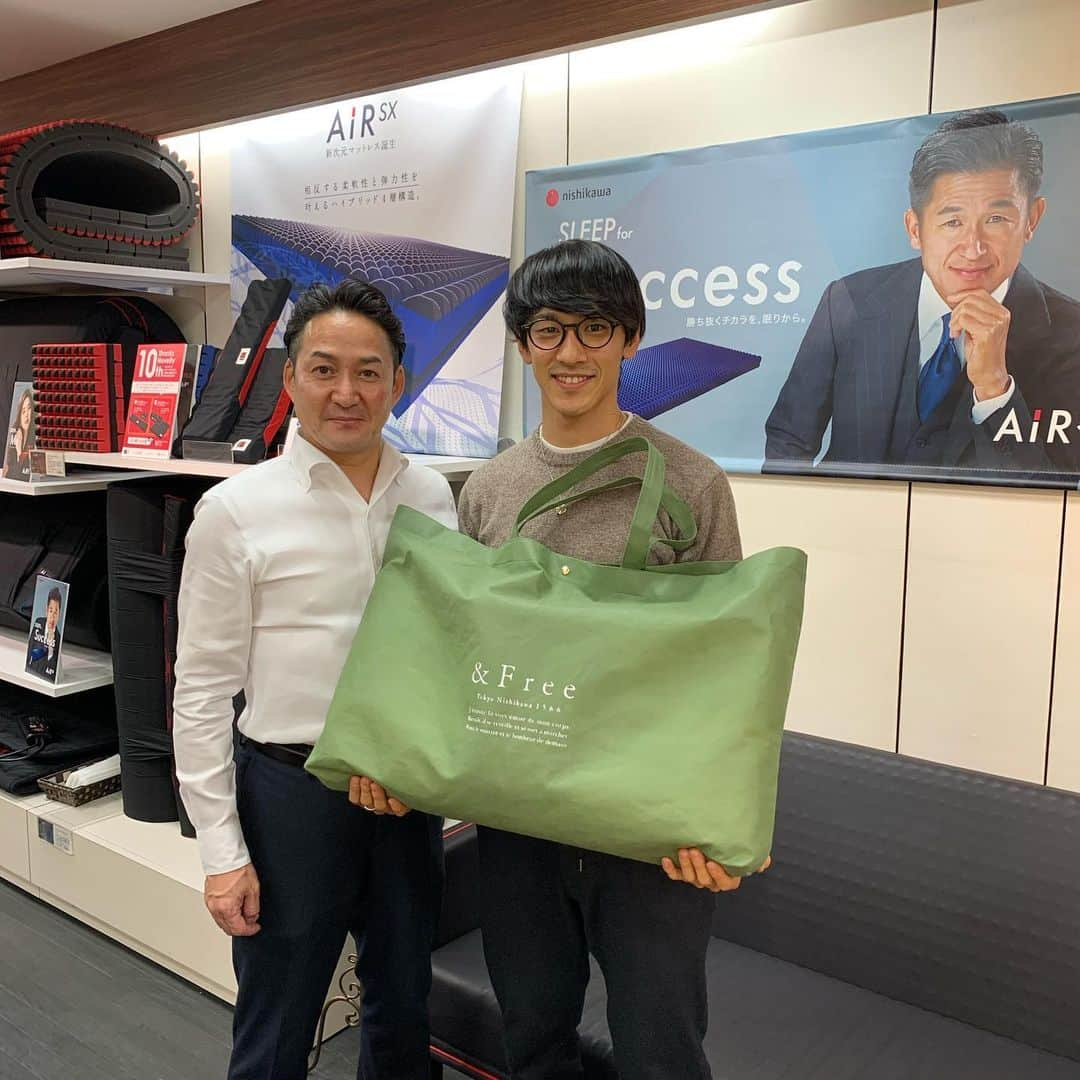 渡邊啓太さんのインスタグラム写真 - (渡邊啓太Instagram)「＊ nihonbashi-nishikawa with watanabe-san ・ 枕の調整をしに行かせていただきましたー！😌✨ +αで姉がマットレスと枕を購入。笑 @otake.810 さんには会えず残念でしたが、また行くのでその際はお願いします🙇‍♂️ ・ @chinami1991 ちゃん @yurikayoshida77 ちゃん 2人のサインもバッチリ見てきました笑 ・ 紹介してくれて今では家族全員がAir＆オーダーメイド枕ユーザーです😏 ・ ほんとにマットレス+枕のセットは快眠でしかない。笑 野辺山用にも欲しくなる。。 （ポータブルとはやはり違うんだよね😅） ・ ・ #日本橋西川 #オオチル #渡辺さん #ありがとうございます #air #エアーsx #エアー#オーダーメイド枕 #マットレス #快眠 #疲労回復」1月4日 17時51分 - kwatanabe18