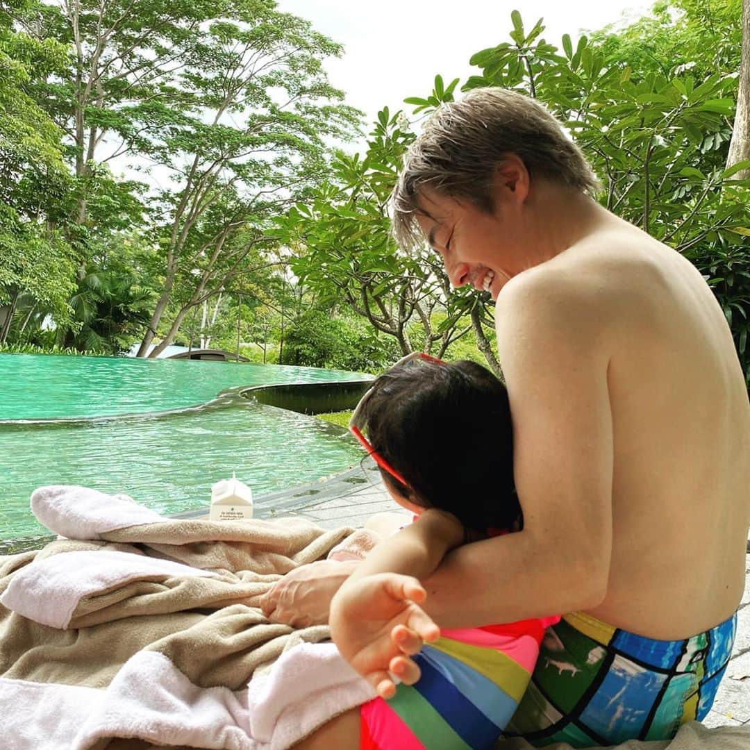 田村淳のインスタグラム：「水中メガネを嫌がる娘を説得できずに苦笑いしてる図です…やる気にさせるの難しいw  #水中メガネ」