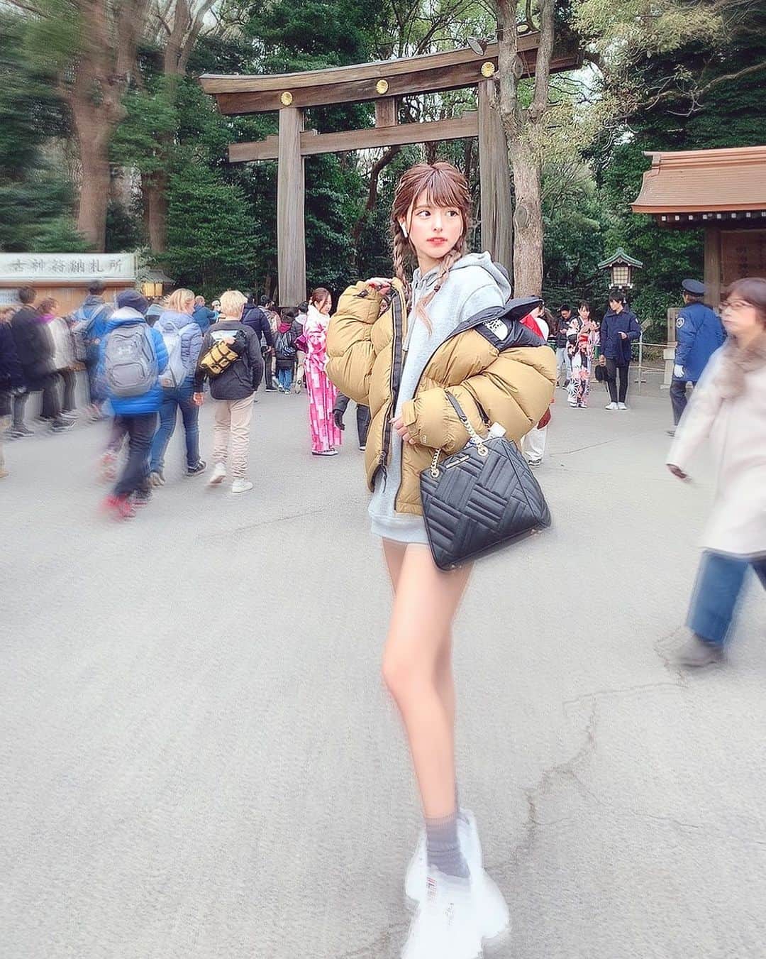 アンジェリカのインスタグラム：「⛩💛 . よし♡今年もお参りして来たからいい年になりそうですッ-❤少しお買い物したらラルムが待ってるのでお家に速攻帰ろうと思います~🐩 . ⛩💜 #初詣 #明治神宮 #お参り #あんじぇコーデ #私服 #スポカジュ #ファッション」