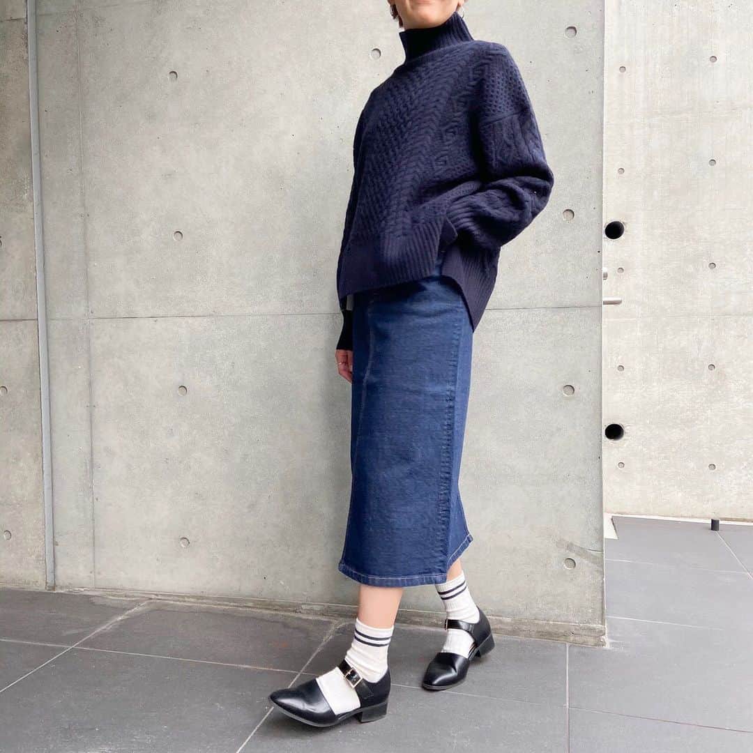 Moname Official Instagramさんのインスタグラム写真 - (Moname Official InstagramInstagram)「. ワンウォッシュカラーの デニムAラインスカート。 ペースト状のピュアインディゴを 使用しており、 ストレッチもきいているので しっかりしていますが馴染みのいい生地で 作られています。 定番だからこそこだわりを持って 作られたシーズンレスで 着られるおすすめのスカートです。 . Standard Denim Skirt No.41193033 Color. RIN ¥15,000 +tax . height 163cm #moname #モナーム #moname_code #19AW #デニムコーデ #denim #jeans #ootd #デニム #モテデニム #デニム女子 #パンツ #カジュアルコーデ #シンプルコーデ #着回しコーデ #今日のコーデ#ママコーデ #ママファッション  #着画 #ラフコーデ #きれいめコーデ #ワイドパンツ #秋コーデ #高見えコーデ #着回し #160cm #パリジェンヌ #パリジャン #大人女子」1月4日 18時03分 - moname.official