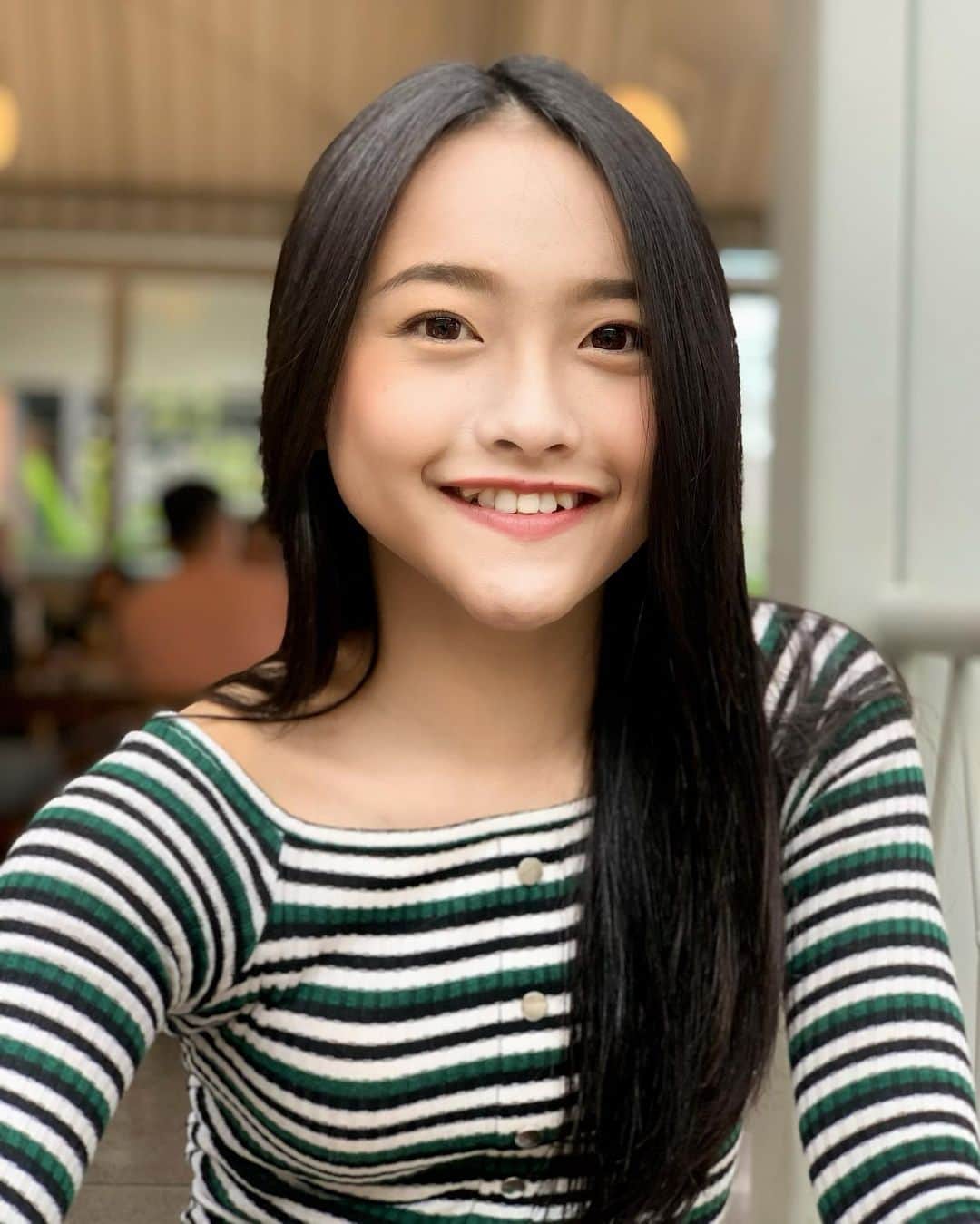 ロナ・アングラエニのインスタグラム：「Aku jadi duta shampoo lain? Bwahahahaha 🤣🤪」