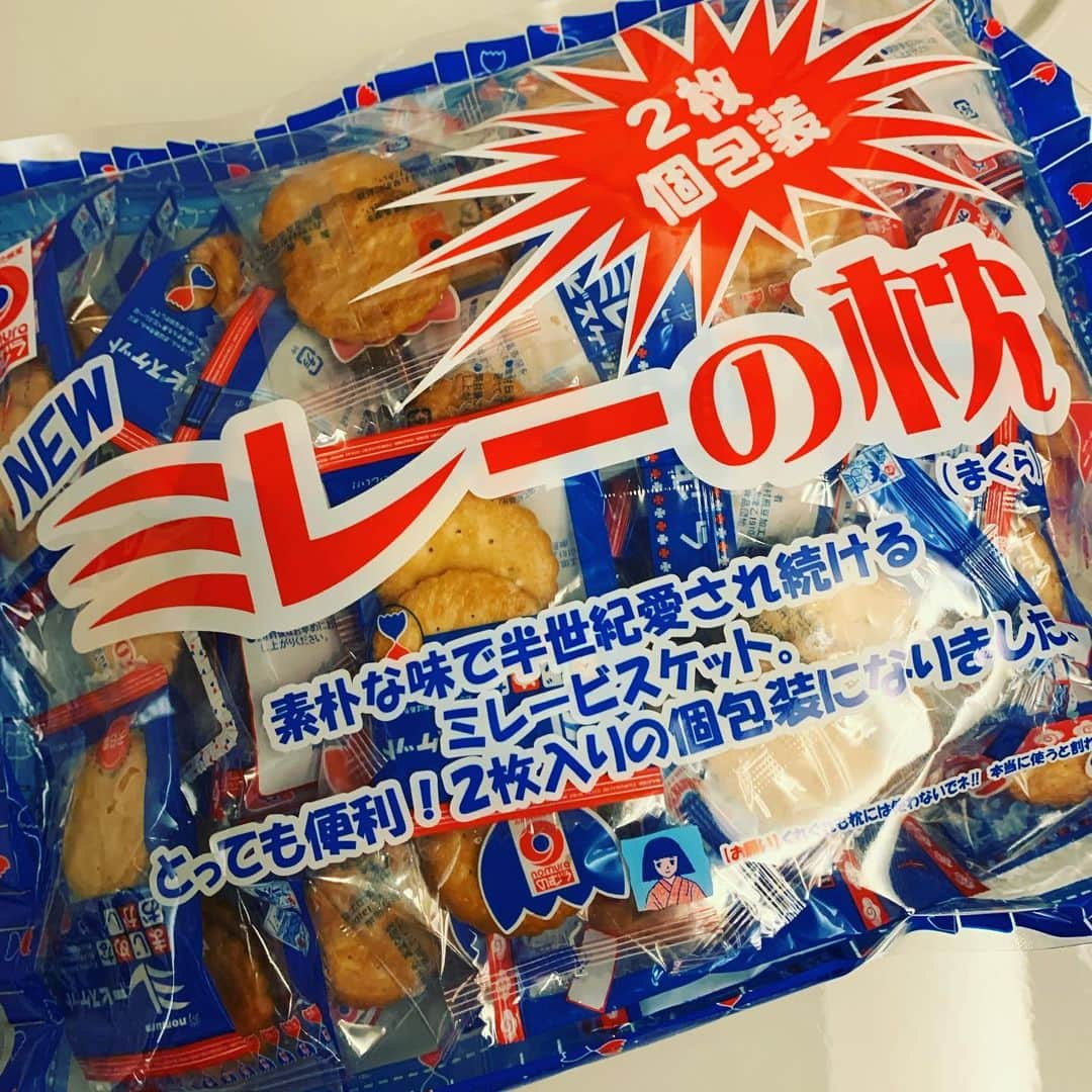 伊藤孝恵さんのインスタグラム写真 - (伊藤孝恵Instagram)「買うでしょ！#ミレーの枕 #ミレービスケット #注意書きには #本当に枕にはするなと書いてある #三度の飯よりミレーが好き」1月4日 18時14分 - itotakae