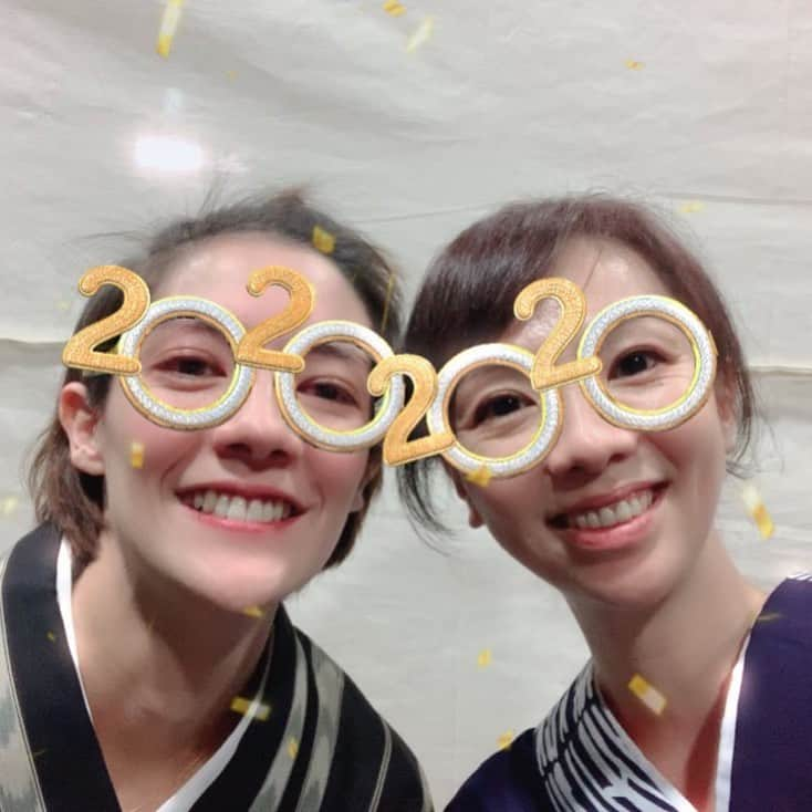 樹里咲穂さんのインスタグラム写真 - (樹里咲穂Instagram)「㊗️2020年🎉 『天保十二年のシェイクスピア』 姉妹役の土井ケイトちゃんと🧶 お稽古がんばってるよー💕💕」1月4日 18時10分 - juripyon1028