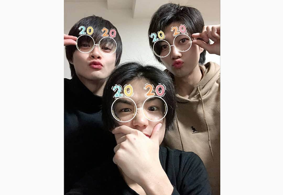 結木滉星さんのインスタグラム写真 - (結木滉星Instagram)「あけましておめでとうございます。 改めて今年もよろしくお願いします。  #年越し #この三人 #みなぎさんの #豪華な手料理 #美味しすぎました #いつもご飯ありがとう」1月4日 18時12分 - kouseiyuki_official