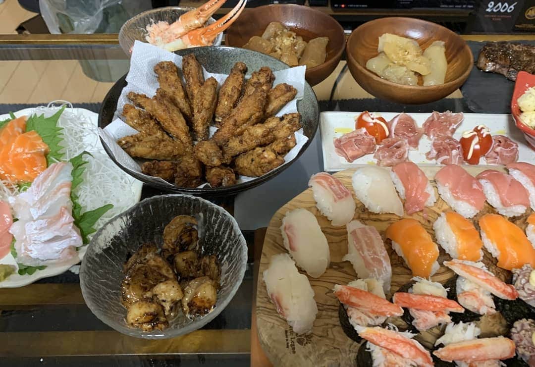 結木滉星さんのインスタグラム写真 - (結木滉星Instagram)「あけましておめでとうございます。 改めて今年もよろしくお願いします。  #年越し #この三人 #みなぎさんの #豪華な手料理 #美味しすぎました #いつもご飯ありがとう」1月4日 18時12分 - kouseiyuki_official