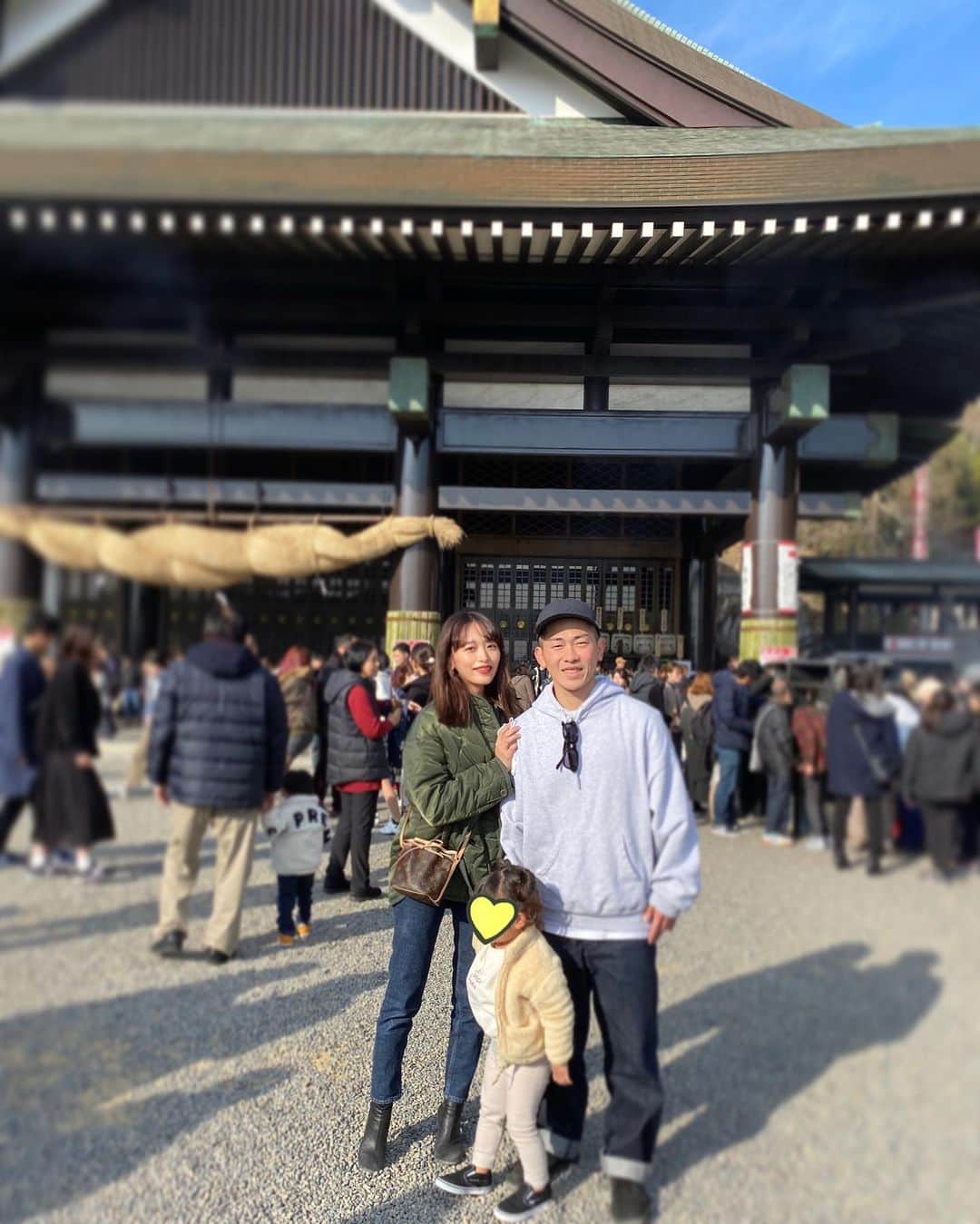 近藤千尋のインスタグラム：「今日は、ひーぼぉパパが岡山に迎えにきてくれたついでに最上稲荷に行ってきました⛩💕 今年も太田家を見守って下さいと 祈願してきました‼️ 次女はおうちでお留守番🏠笑👶  私の寝正月が終わります、、💤 風邪も治ったことだし東京帰ります❤️ #バイバイ岡山 #実家最高でした #寝正月」