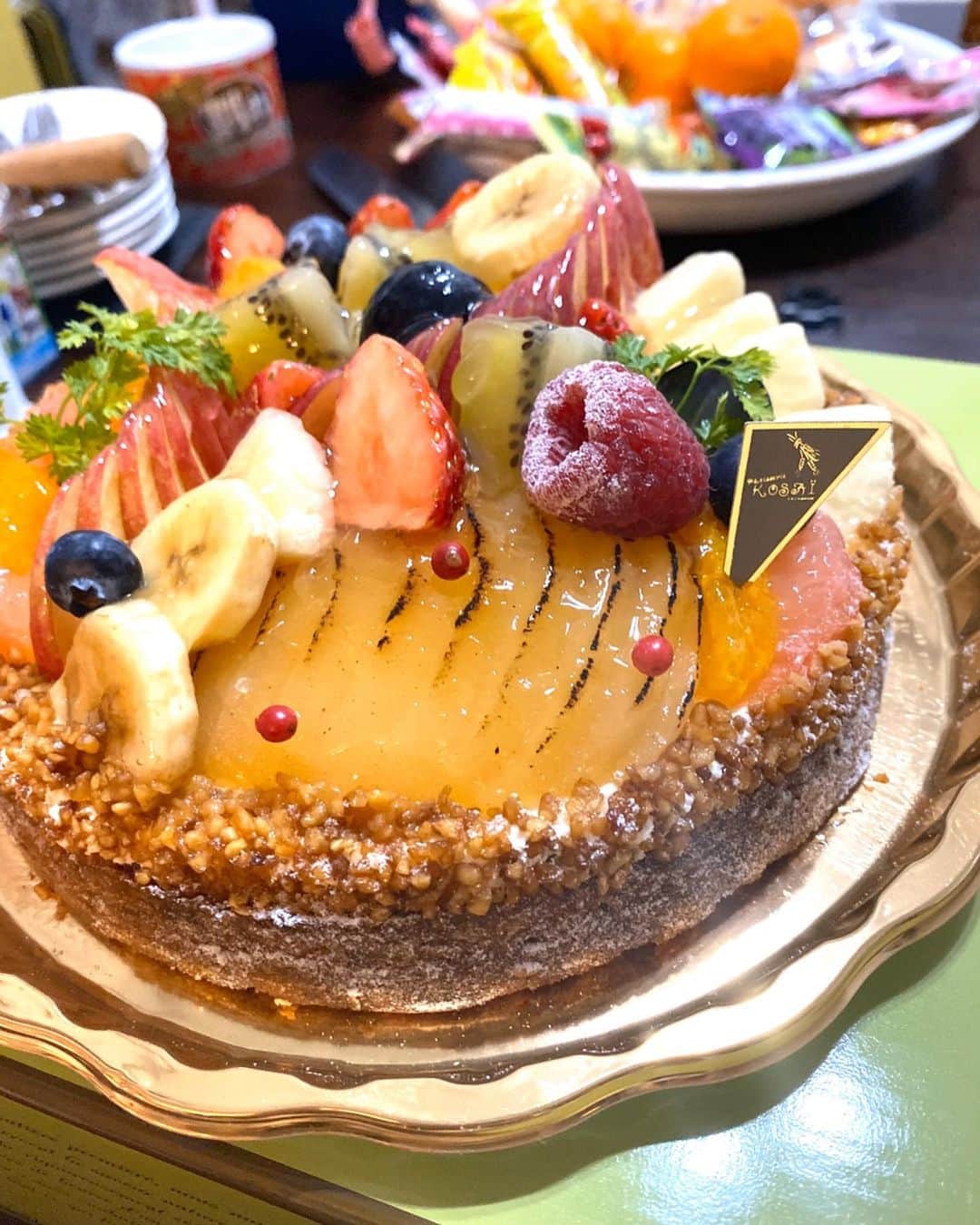 葉月祥子さんのインスタグラム写真 - (葉月祥子Instagram)「パティスリーkosaiのフルーツタルト💕 ﻿ みんなで集まるお正月も、ケーキがあると、更に華やぎますね🎉﻿ ﻿ ケーキは幸せの塊ですな🥰 ﻿ ﻿ (🌸明けましておめでとうのコメント沢山ありがとうございました☺️✨すごく嬉しかったです🥰🌸)﻿ ﻿ #パティスリーkosai #フルーツタルト #洋菓子店 #大好きなケーキ屋さん #お正月もケーキ #パティスリー #ケーキ #フルーツタルト #フランス菓子 #美味しいケーキ屋さん」1月4日 18時19分 - shokohazz210