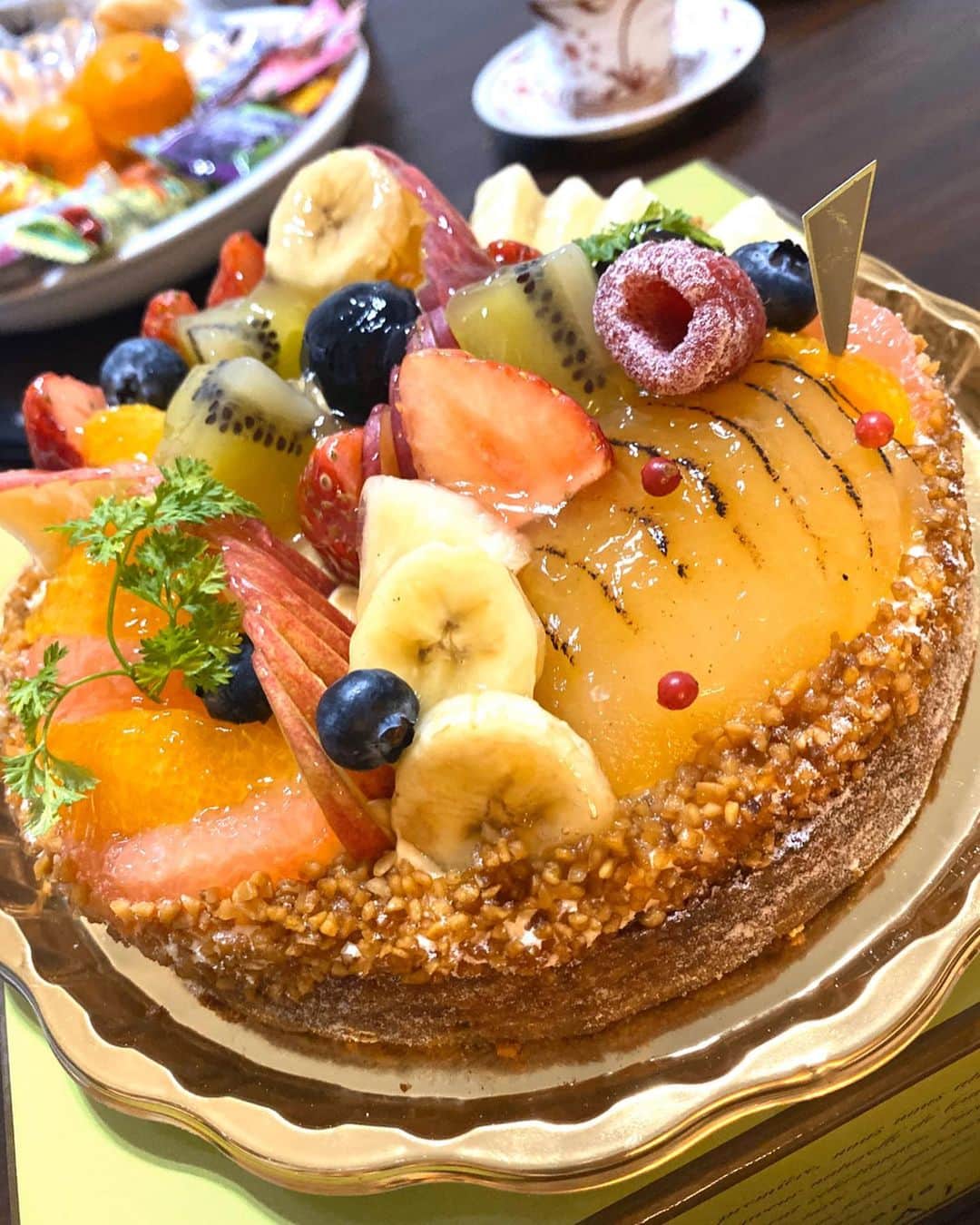 葉月祥子さんのインスタグラム写真 - (葉月祥子Instagram)「パティスリーkosaiのフルーツタルト💕 ﻿ みんなで集まるお正月も、ケーキがあると、更に華やぎますね🎉﻿ ﻿ ケーキは幸せの塊ですな🥰 ﻿ ﻿ (🌸明けましておめでとうのコメント沢山ありがとうございました☺️✨すごく嬉しかったです🥰🌸)﻿ ﻿ #パティスリーkosai #フルーツタルト #洋菓子店 #大好きなケーキ屋さん #お正月もケーキ #パティスリー #ケーキ #フルーツタルト #フランス菓子 #美味しいケーキ屋さん」1月4日 18時19分 - shokohazz210